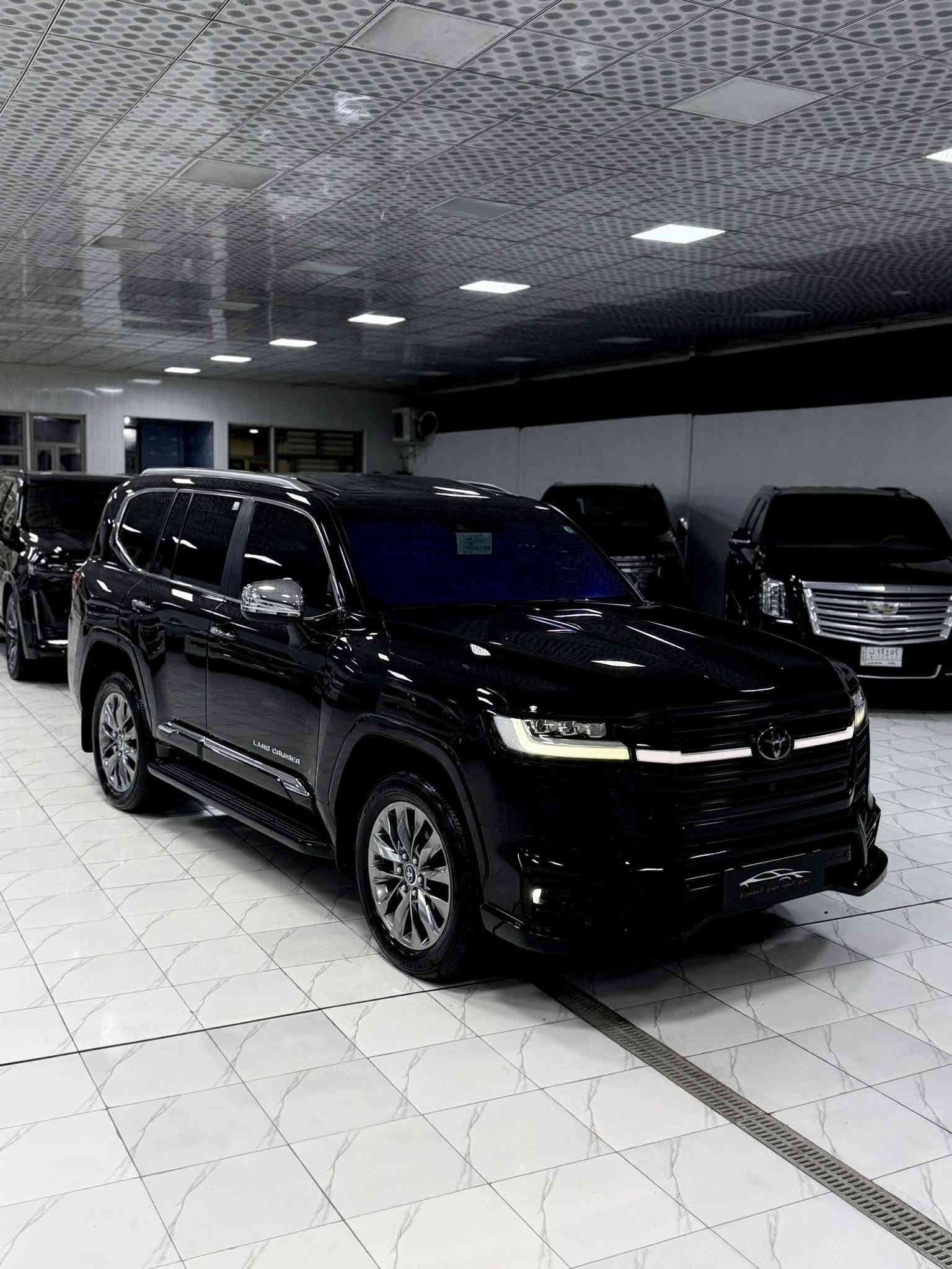 2023 LIMITED VX 
الف 33  KM لاندكروز VX ( ليمتد فول 
الفول ) 
مكفول كفاله عام من كلشي
‏‎سنة الصنع: 2023
‏‎بريم اصل داخل احمر 
كل غراض بلادي موجود
ماشييه  33 الف  كم 
‏‎المواصفات :
-المصابيح:  LED
-كاميرا  
-رادا أمامي خلفي جانبي
-نظام الصوت JBL
- محرك 6 سلندر 4000 
‏‎- فتحة سقف ( سلايد ) 
-٣ شاشات 
- شاشات ترفيه خلفية
‏‎- مقاعد جلد-تدفئة-تبريد
‏‎- مقاعد كهربائية 
- مقاعد امامية تبريد 
- ⁠تبريد وتدفئة امامي خلفي 
‏‎- بصمة الابواب 
‏‎- صندوق كهربائي
‏‎- مصابيح LED و زينون
-7 راكب 
-شحن واير ليس 
-حساس امامي خلفي 
‏‎- حجم العجلات 20 inch 
مكفول كفاله عام كلشي مابيها بل باكيت
تخم تاير دنلوب جديد 
مكفولة كفالة عامة من الدعامية إلى الدعامية
‏‎ بدون صبخ .بدون بارد  ،بدون رصعات ،بدون حتى شخط
‏‎دعاميات هم بدون صبغ ،رمل مابي ،لحية بدون صبخ ..بقية كلها 
بشرط

محرك كير بشرط مامفتوح
‏‎سيارة حيل نظيفة كلشي عل بلاد لوك
‏‎سنوية زنكة كلشي جديد مدفوع لـ2029
‏‎باسمي السنوية بشرط تحويل و خرامة 
‏‎سيارة مابيـها دينار مصرف كامل من كل نواحي

ومسويلها صيانة كامل بشركة ساز. 

رقم بغداد تحويل مباشر 

العنوان.بغداد الراشدية 

هاتف.  ***********
