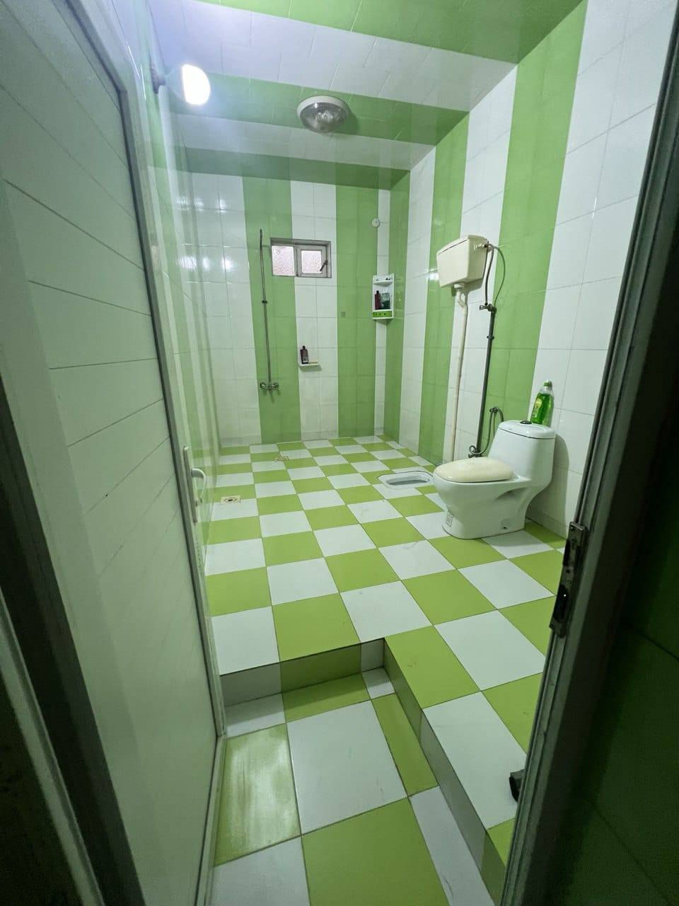 يوجد بيت للبيع في منطقه ٥كيلو طابقين الطابق الأول يتكون من مطبخ وديوانيه وصاله  وكلدور وغرفه ومجمع صحي كبير ويتكون الطابق الثاني من غرفتين وصاله ومجمع صحي وصحيات خارجيه علما ان سطح الطابق الأول مطبق سيراميك الموقع ٥كيلو قرب الخدمي للتواصل على الرقم ***********
