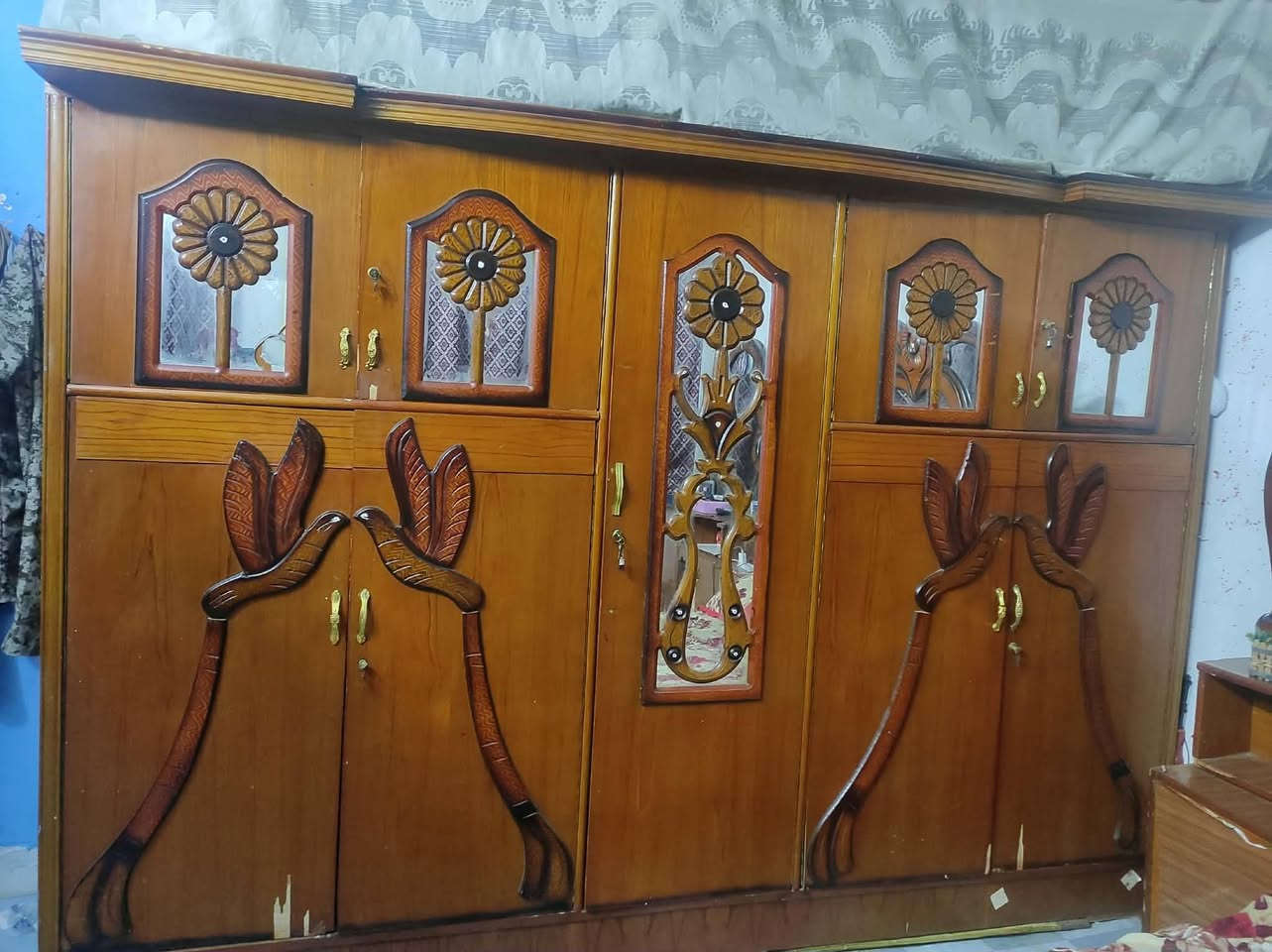 السلام عليكم. 
غرفة نوم اخشاب صاج عراقي نضيفه بس بيها ملاحضات بسيطه كلش موضحها بالصوره السعر 250 نهايته وهاذ رقم ***********
