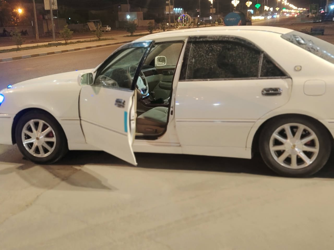 للبيع تيوتا كروان ملكة مديل 2002 السياره كفاله عامة من كص وضربة ونقل جثة واصوليات ورسميات  رقم أنبار مشروع وطني مداور ثاني يوم بسمي السياره 
مواصفاتها السياره
✅ديفور الجبير 
✅شاصي 75 
✅4دكم  
✅مري شفط 
✅ستيرن كهرباء
✅كشن كهرباء
✅برده خلفية 
✅تحكمات خلفية 
✅جام كهرباء 
✅داخل بيجي مخمل  
✅ويل نجمة نفطي 
✅تخم تاير جديد  
✅حدادية بلجيس 
✅سبير + عده كاملة 
✅تبريد ثلج سلبت + تبريد خلفي وثلاجه 
✅قواعد ضوئية 
✅شاشة كبيره كرستال     
السياره تحويره نجف فوك وجوه دشبول امارات     
السياره كاملة مكملة••
السعر ١٣٥ وبيه مجال الشراي
العنوان بابل الطليعه
***********
