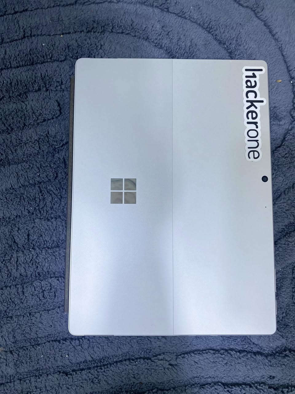 💻 Microsoft Surface Pro 9 – Core i7 (جيل 12)
مع الجهاز كيبورد وقلم الاصليات مع ادابتر
جهاز قوي وخفيف يجمع بين اللابتوب والتابلت بتصميم أنيق وأداء عالي، مناسب للعمل، الدراسة، والرسم.

المواصفات:
 • المعالج: Intel Core i7-1255U (الجيل 12)
 • كرت الشاشة: Intel Iris Xe Graphics
 • الرام: 16GB LPDDR5
 • التخزين: SSD 256GB (قابل للتبديل)

الشاشة:
 • 13 إنش PixelSense Flow Touchscreen
 • دقة عالية 2880 × 1920
 • معدل تحديث 120Hz
 • تدعم اللمس والقلم

الملحقات:
 • ⌨️ Surface Signature Keyboard
 • ✏️ Surface Slim Pen 2
 • يُخزن ويُشحن داخل الكيبورد لاسلكياً

مميزات إضافية:
 • نظام Windows 11
 • Wi-Fi 6 وBluetooth
 • منافذ Thunderbolt 4 / USB-C
 • بطارية تدوم لساعات طويلة
 • وزن خفيف مناسب للتنقل
السعر : 1.400.000
الجهاز اخو الجديد 
✨ جهاز مثالي لرجال الأعمال، الطلاب، والمصممين.


**إذا كنت صاحب هذا الإعلان وتريد حذفه لأي سبب، رجاءا أرسل رسالة إلى الدعم الفني**