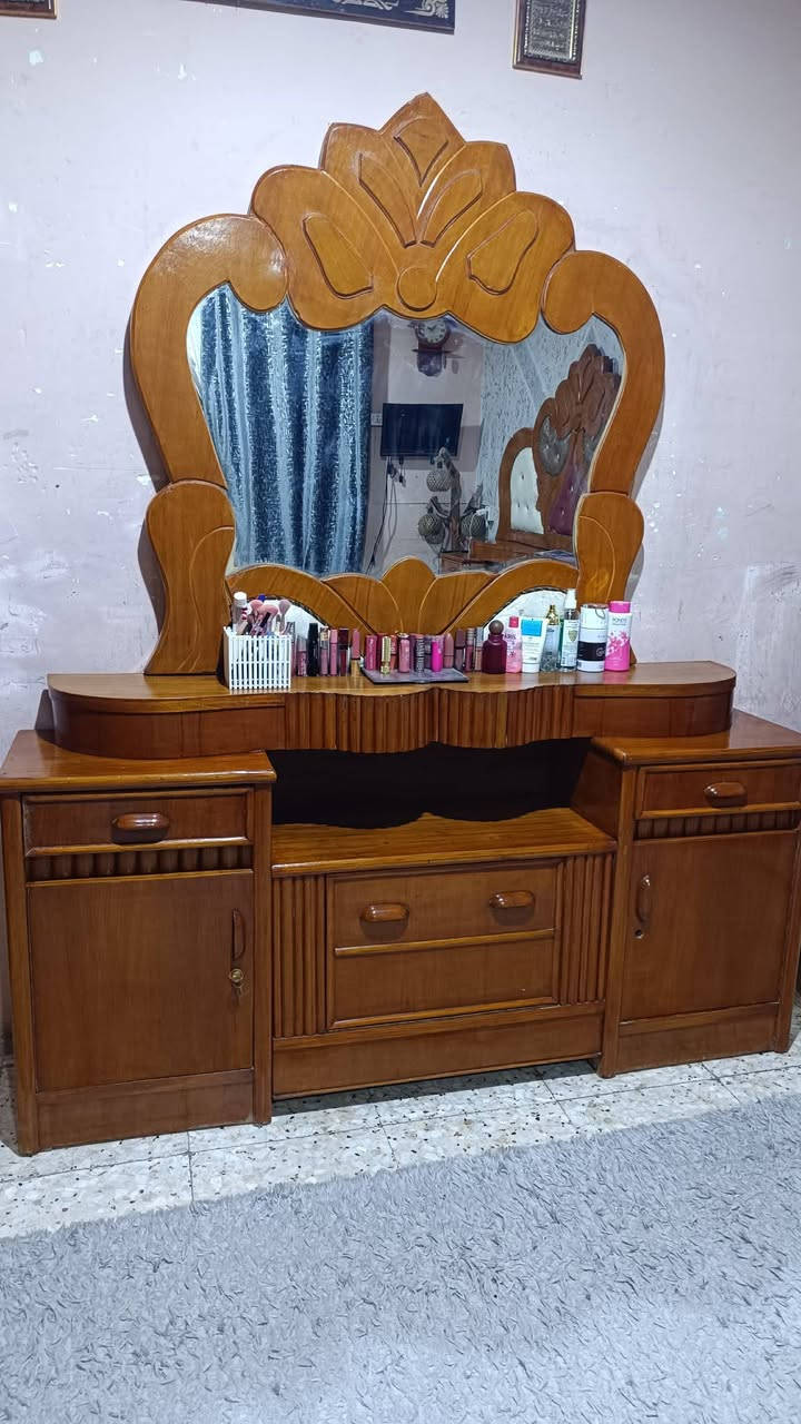 غرفه للبيع ام الخمسه طابقين ظهر جرجوبه نظيفة كلش السعر 900وبيه مجال مكاني محاويل للاتصال ع الرقم ***********
