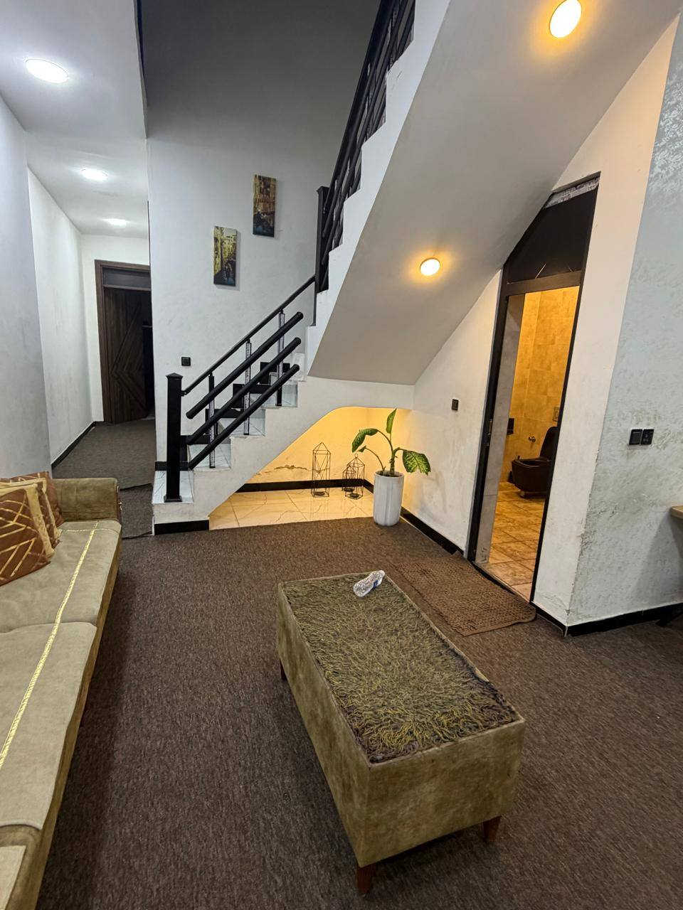 دار للبيع هور رجب الشارع المقابل افران الزيتون 
المساحه 165 واجه6 نزال 27.5 الطابق الارضي يحتوي  صاله ضيوف صاله معيشه  مطبخ حمام 2 غرف نوم
 الطابق الثاني غرفه نوم حمام حولي 2 سطح ناصي سطح عالي *********** التواصل واتساب
