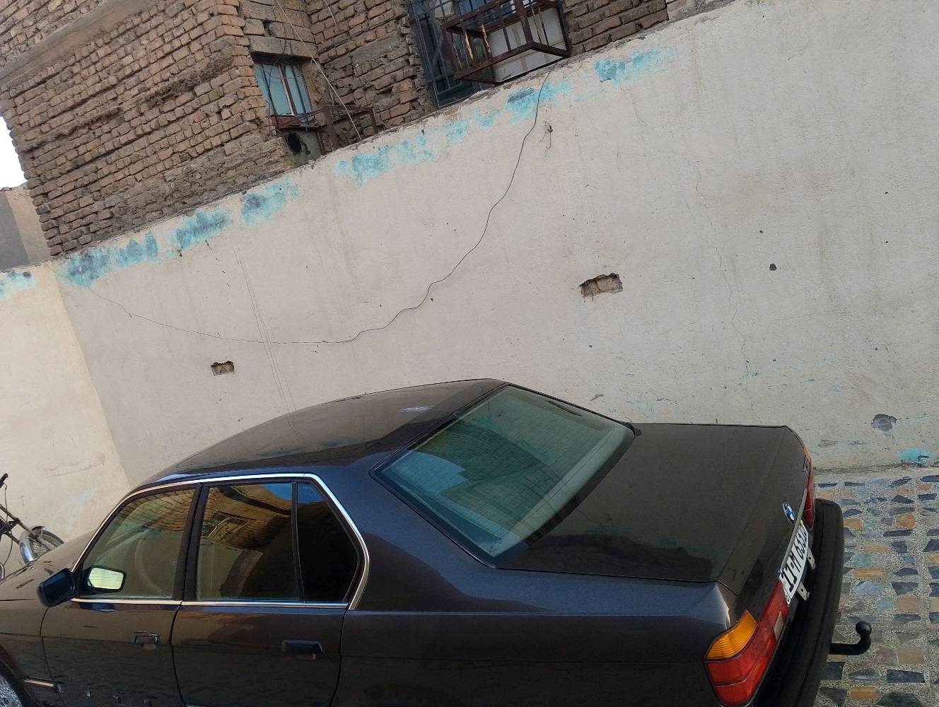 سيارة BMW موديل 730، بحالة جيدة. اللون بني ولديه إطارات معدنية بمظهر جذاب. الديكور الداخلي مريح ومصمم بأناقة.

السيارة مصانة وجاهزة للاستخدام اليومي. مناسبة لعشاق السيارات الكلاسيكية والموثوقة.