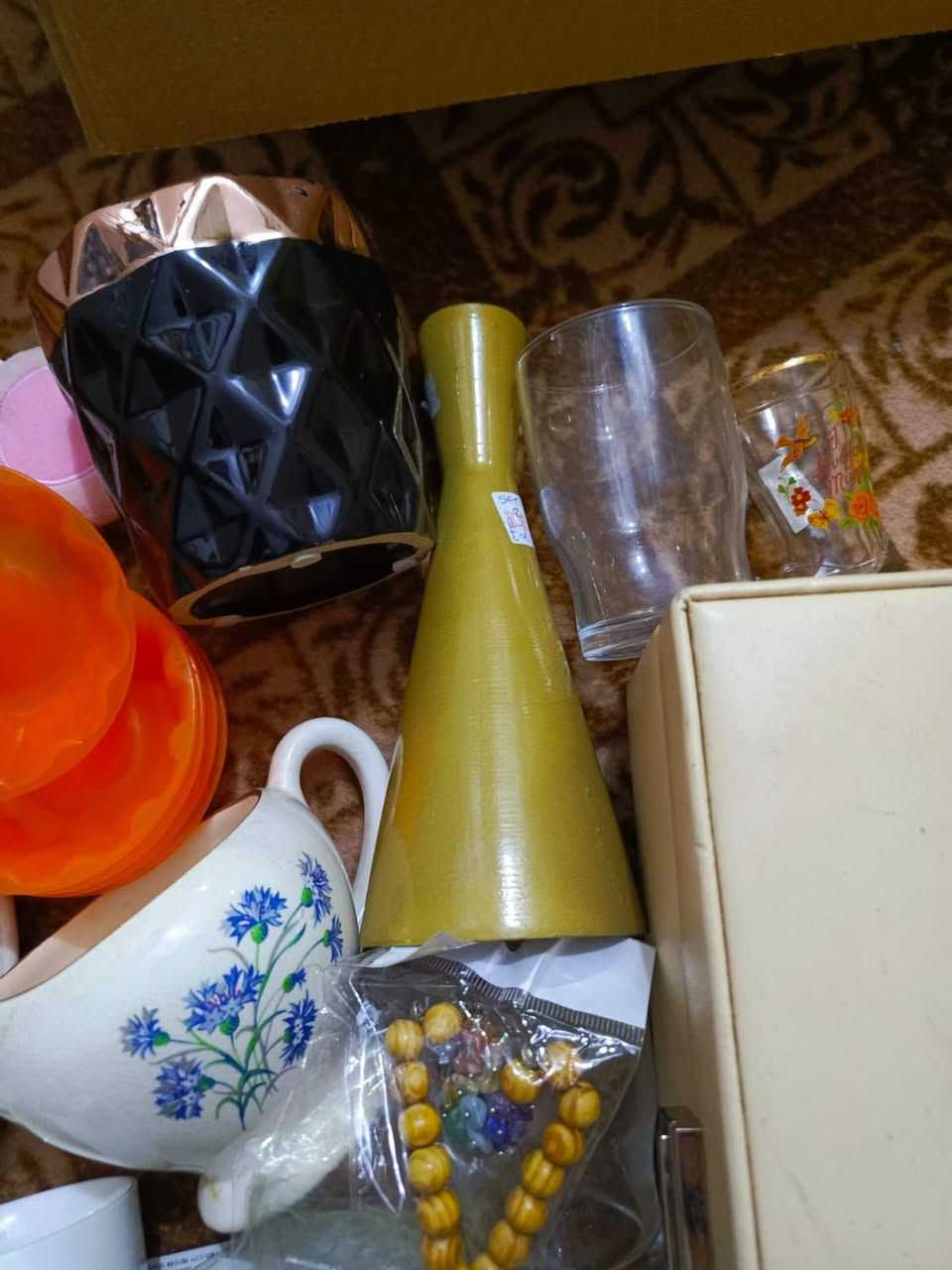 هذا جزء من بضاعة أوربي جبتها استرزق بيها لكن صارت ضروف منعتني اكمل شغل بيهم حاب ابيعهم الي يريدهم يتفضل خاص او وتساب او اتصل *********** نتفاهم عليهم عندي حوالي 30 كارتون
