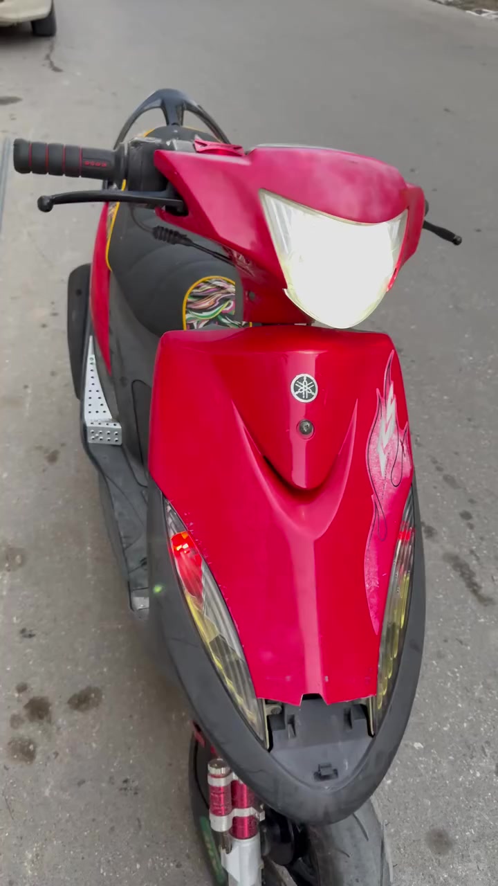 الدرجه مزود عليها هواي من دبلات اماميه وخلفيه وقطرت دهن وويدات بريك ويدات بانزين وبيها تايرات جيلاتين وبيها دوسات ارضيه وبيها شيال مكينه وبيها شيال الي يصير وره الكشن وبيها زوج كلجات اصليه شادهن ب 200 ومدوشم كشنها وبيها ستاند صفح وبيها قبق تهويه وملقط وبيها واقيه طين وبيها كلجات فول شلعه ومعدل الرقم ***********
