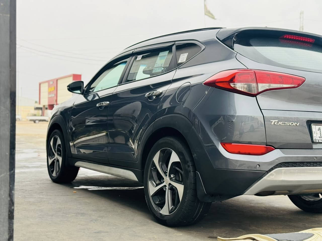 السلام عليكم  هونداي توسان 2018 امريكي حادثهه جاملغ امامي فقط بدون دواخل وبدون اريباك السياره فول مواصفات واحد ع واحد بصمه بنوراما داخل ابيض صندوك كهرباىي وهواي بيهه بعد مواصفات رقم بغداد انكليزي  السعر 150 ترهم بيع ار مراوس للاستفسار ***********//***********
