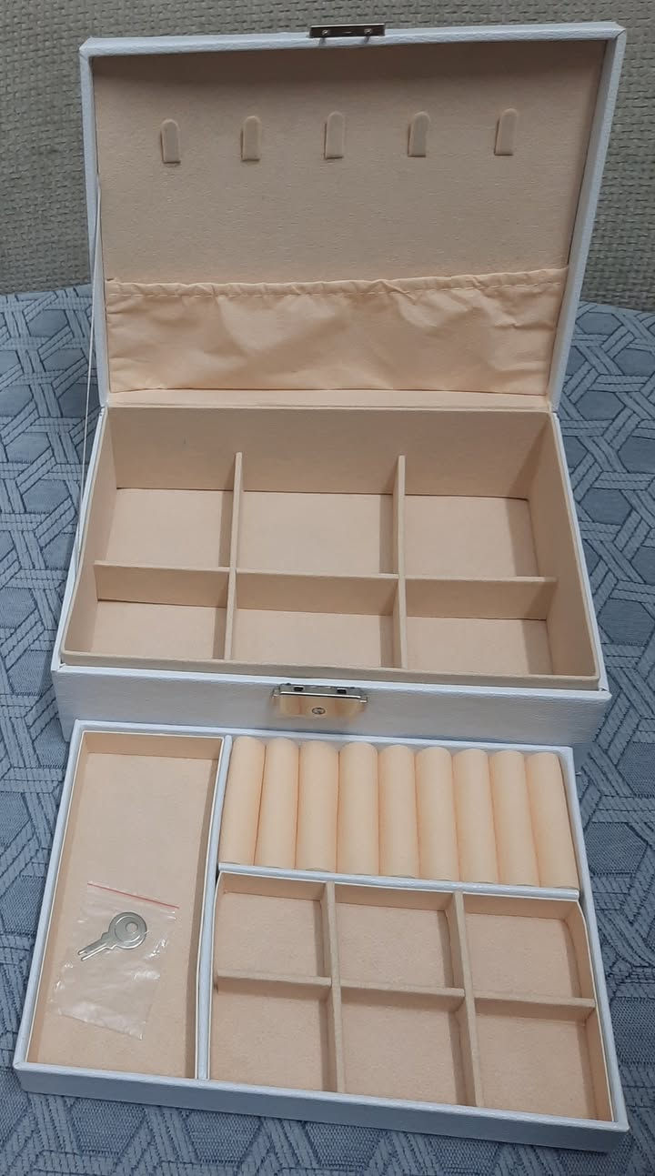 صندوق اكسسوار جلد طبيعي مع المفتاح . غير مستخدم .


**إذا كنت صاحب هذا الإعلان وتريد حذفه لأي سبب، رجاءا أرسل رسالة إلى الدعم الفني**