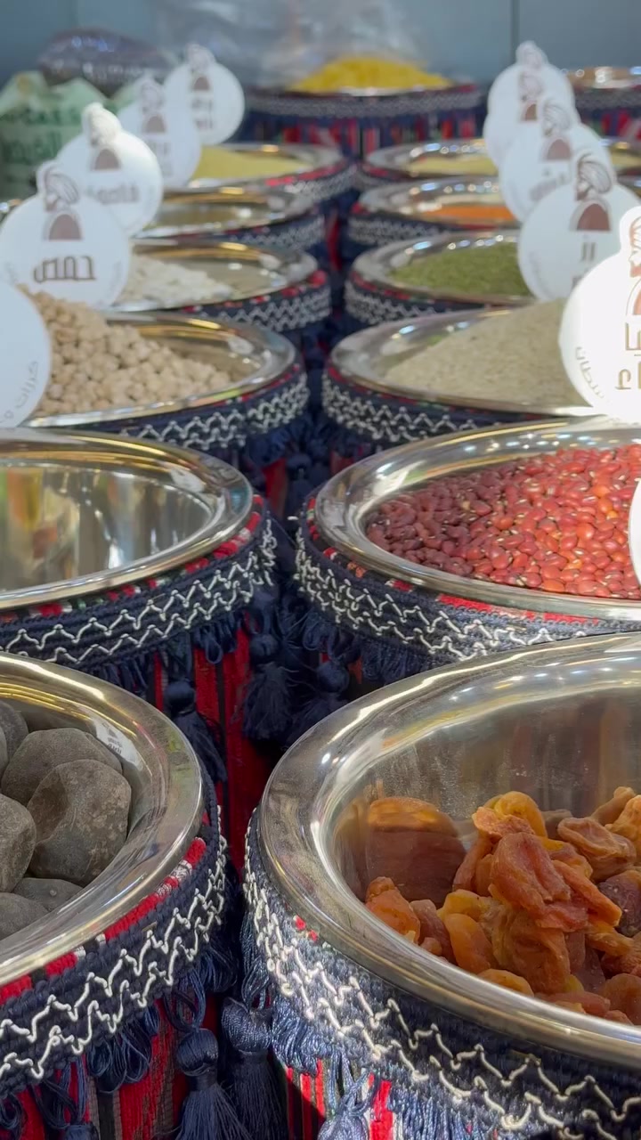 للبيع محل كرزات وعطاريات وحلويات  المكان العطيفية شارع براثا مقابل محطة الوقود  
مساحة المحل  الواجهه 6والنزال 10 
محل نضيف وديكور مرتب 
يحتوي على مخزن عدد 2 وحمام
للاستفسار ***********
