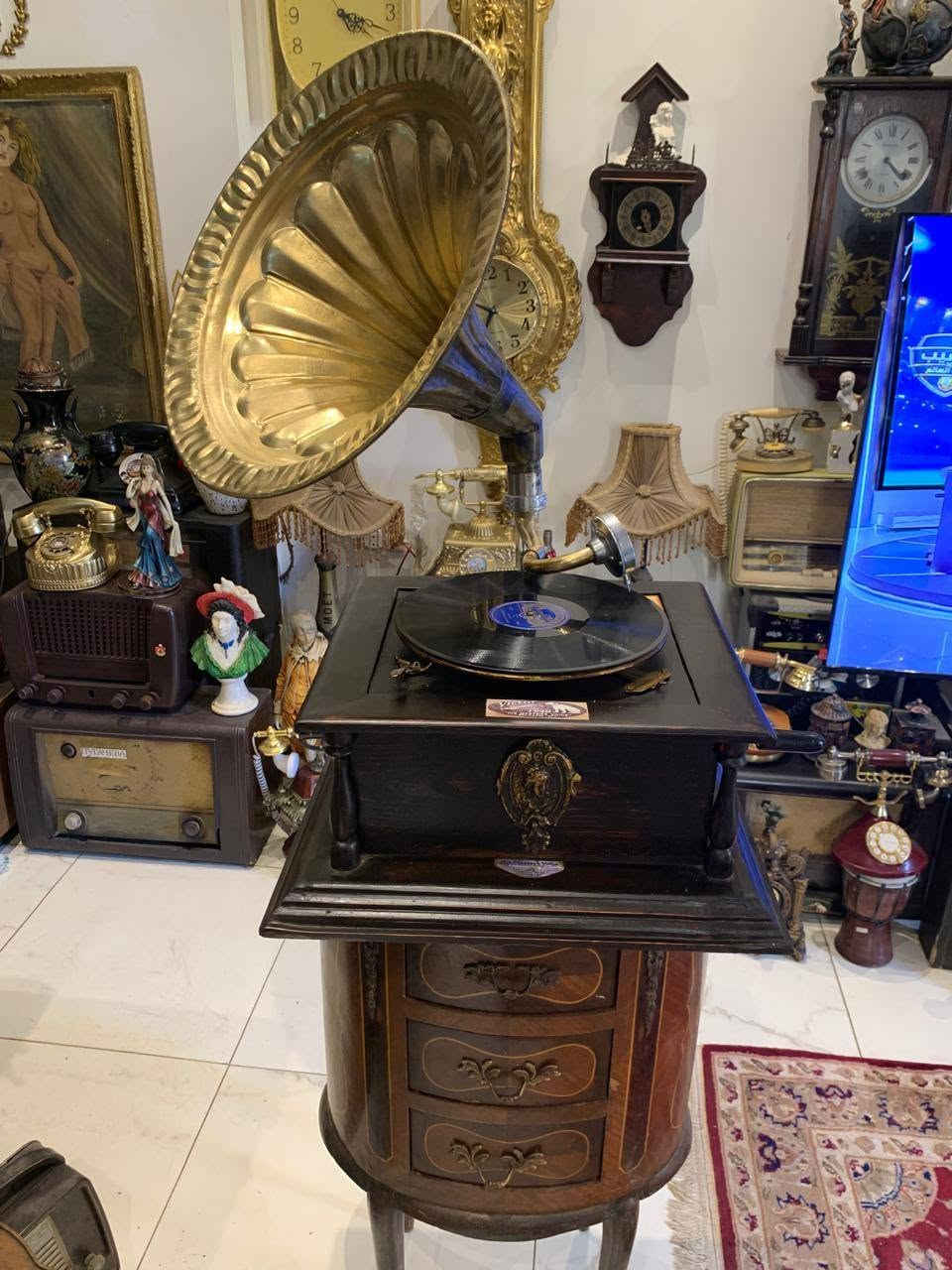 جرامافون انيك بالبوق الدهبي خشب عتيق سليم ماكينه اتنين زمبلك شغال ومعاه ٢اسطوانه ٢ابره اصليه ويوجد فيديو للمهتم ويوجود توصيل لباب المنزل


**إذا كنت صاحب هذا الإعلان وتريد حذفه لأي سبب، رجاءا أرسل رسالة إلى الدعم الفني**