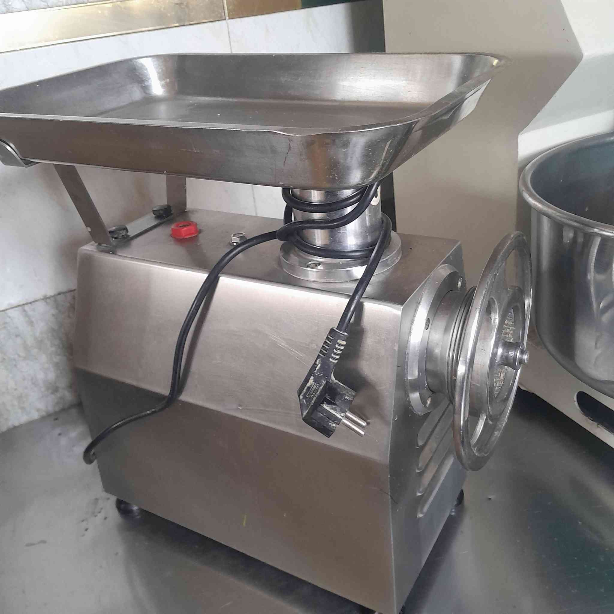 مثرامة حجم 22 نوع TK نظيفه جدا استخدام بسيط سعر 270 الف مكان بغداد للاتصال ***********
