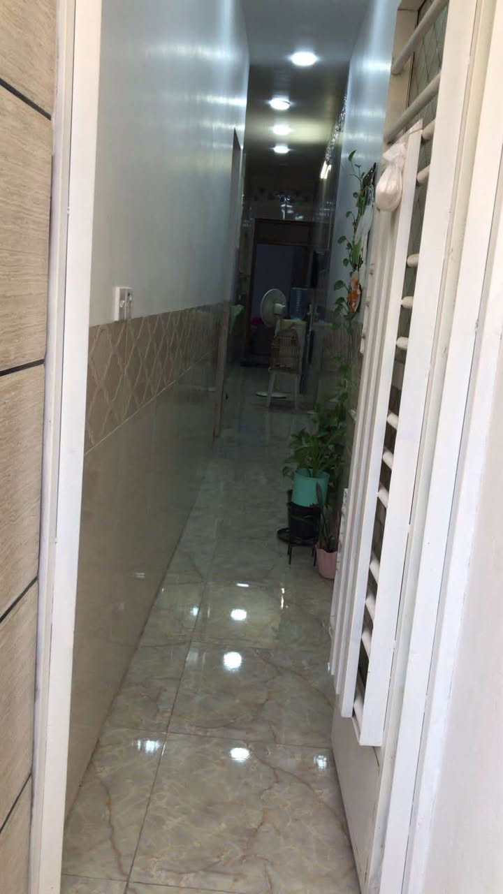 🏡بيت للبيع 90متر🏡⬅️نوع العقار《طابو صرف》طابقين
⬅️اسم الحي《 بغداد/ الكرخ/حي الجهاد / الاساتذة قريب الاربع شوارع و الشارقة 》
⬅️المساحه  《 90》متر
⬅️البيت مدخلين 
⬅️الواجهه   《4،5》متر 
⬅️النزال      《 20 》متر
⬅️الشارع    《 10》متر 
⬅️عدد الطوابق《 2》
⬅️عدد غرف النوم 《3》
⬅️عدد صحيات [2]
⬅️ارضيات الدار واجهة  《 مرمر 》
⬅️الخدمات 《كهرباء.ماء. مجاري. تبليط》
⬅️بألقرب من الدار 《مدارس. سوق. عيادات طبية 》⬅️بناء حديث 
📞 للاستفسار اتـصـال ☎️ صاحب العقار  ***********
