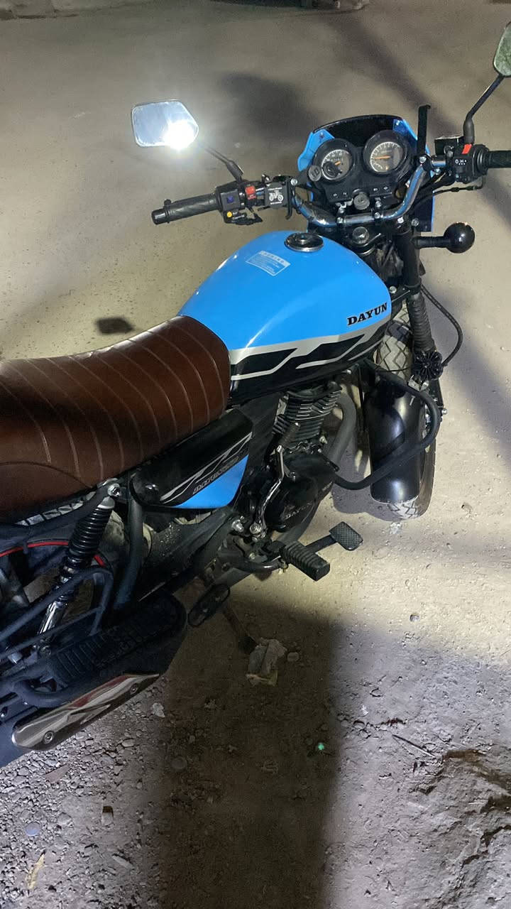 دراجة دايوان موديل 2023 لون سمائي للبيع مرقم بغداد كامل سنويه بأسمي تحويل ثاني يوم الدراجة نظيفة شرط الفحص ممبدل بيها شي اغراضها كلها بلادي بيها فقط الكفر الصفحة اليسرة كاسرينه وسارقية مكاني بغداد البياع الشرطة سعرها مليونين وربع وبيها مجال حك الجية 
*********** 
***********
