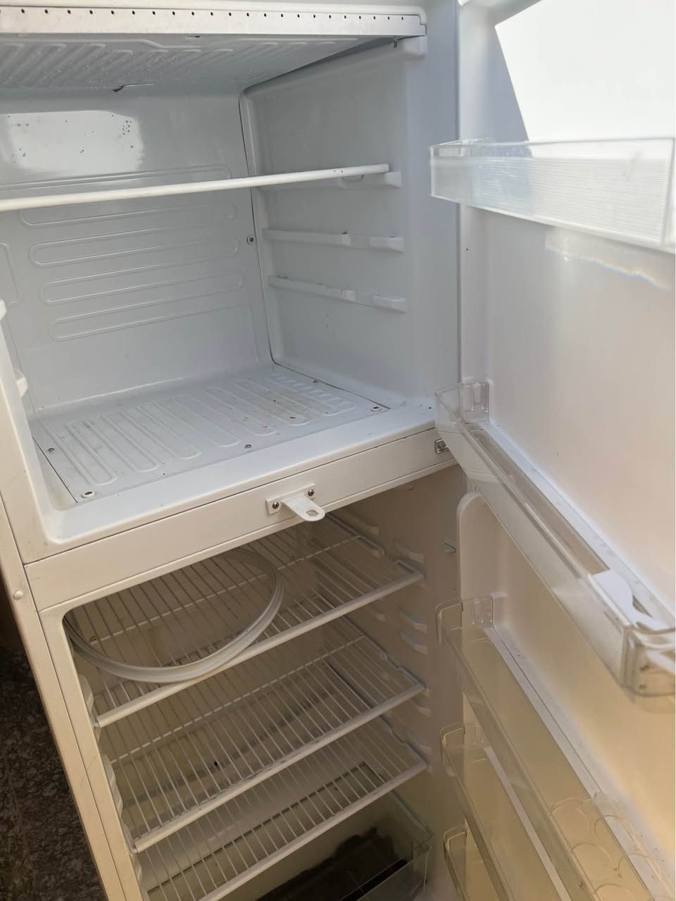 ثلاجة نضافه ٩٥٪؜ أخت الجديدة 
نقص مغناطيس مال الباب فقط
حتى مايكلف برغي واحد مامفتوح بيها
تبريد تجميد فول خير من الله 
المكان كربلاء *********** كربلاء, العراق
