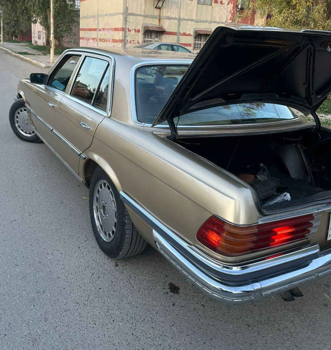 للعشاق كلاسيك  للبيع مارسيدس  450SE موديل 1973 السيارة وكاله كلها بشرط كيرمحرك تبريد تدفئه كهربايات  كلها شغال وبي وضع شركة ماشيه 17 الف حقيقي اسبير مانازل السيارة كلش جديد سنويه ورقم وهزه وبراد جديد شرط تحويل ووكاله السيارة مال بيت وجانت مضمومه ومامشي اخت زيرو السيارة فول مواصفات السعر تعال خاص اذا شراي وتدلل العنوان كركوك الواسطي شقق الغاز***********
