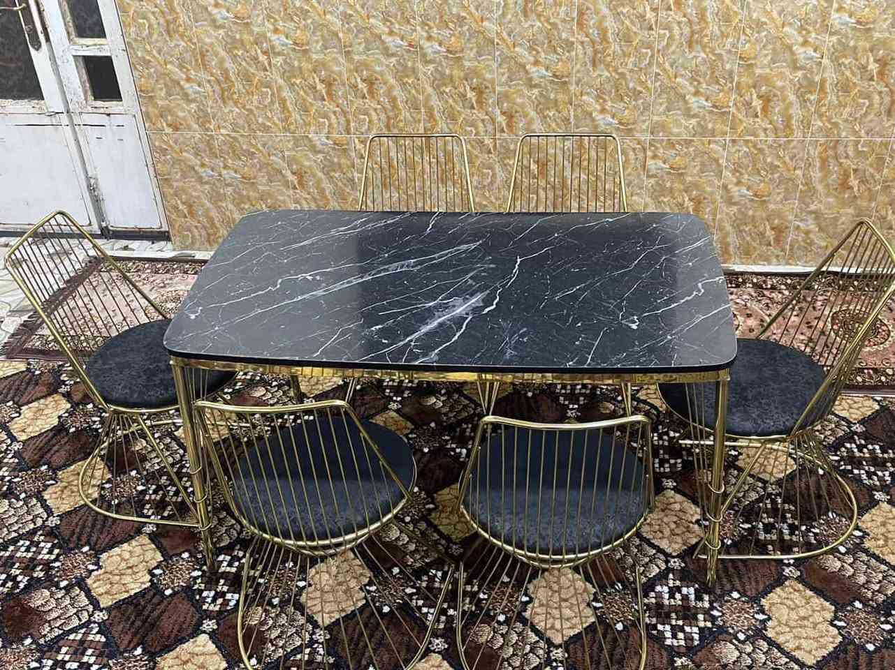 ميز طعام 🥘
معاه 6 كراسي 
داخل الموصل السعر 210 بي مجال للطيبين 
***********
***********
