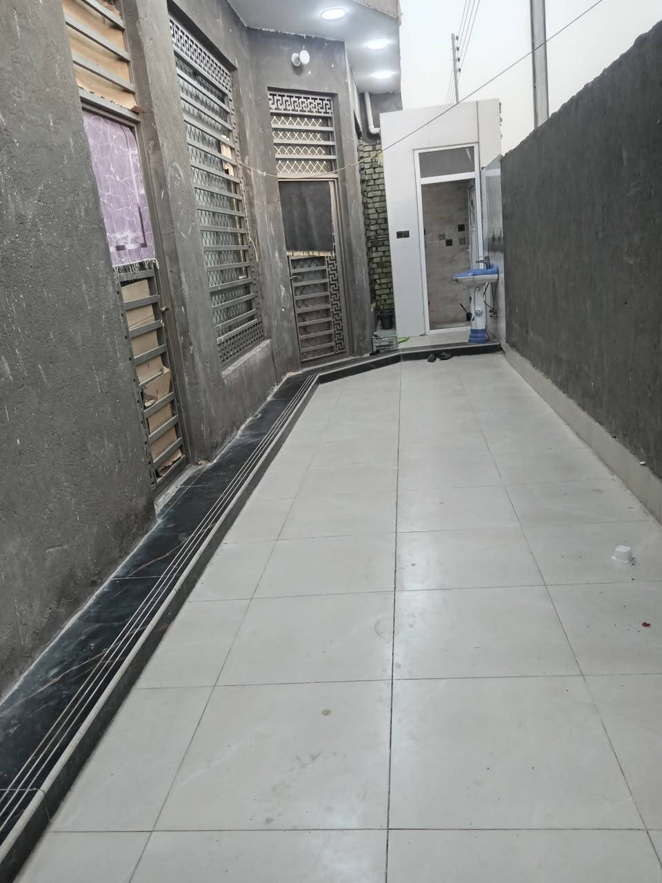 دار للبيع حي الملعب مساحه 150ركن عل ساحه بي غرفتين +ستقبال صاله بناء حديث مطلوب اسكان 43 السعر حسب  التفاق ***********
