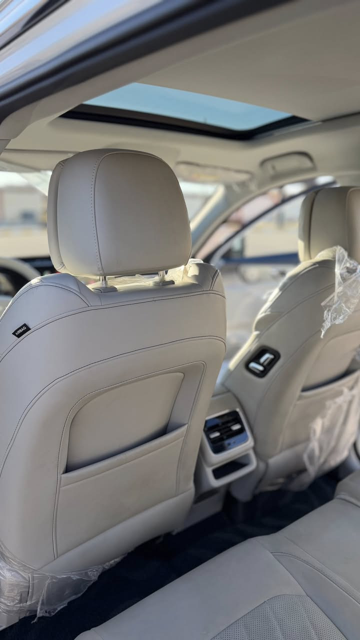 شيري تيكو 8برو هايبرد 
ماشية 2000كم 
العنوان بغداد 
السعر 285$ 
موديل. 2024
كلين تايتل -luxury 
المواصفات الأساسية:
النوع: سيارة SUV هجينة (Plug-in Hybrid).
المحرك: 1.5 لتر تيربو + محرك كهربائي.
القوة: 320 حصان (إجمالية).
عزم الدوران: 510 نيوتن متر.
ناقل الحركة: DHT (ناقل حركة مباشر هجين).
نظام الدفع: دفع أمامي.
سعة البطارية: 19.27 كيلو واط/ساعة.
المدى الكهربائي: 75 كم لكل شحنة.
استهلاك الوقود: حوالي 4 لتر/100 كم (في الوضع الهجين).
التسارع (0-100 كم/س): حوالي 7.6 ثواني.
المقاعد: 5 مقاعد (تتوفر بـ 7 مقاعد في بعض الفئات). 
التقنيات والميزات:
الشاشات: شاشة معلومات ترفيهية وشاشة عدادات رقمية مدمجة مقاس 24.6 بوصة.
نظام الصوت: نظام صوتي فاخر من سوني مع 8 أو 10 مكبرات صوت.
الشحن: شاحن لاسلكي للهواتف.
ميزات أخرى: كاميرا 360 درجة، فتحة سقف بانورامية، فتح وإغلاق كهربائي لباب الصندوق الخلفي، تشغيل بضغطة زر. 
السلامة والأمان:
الوسائد الهوائية: 6 وسائد هوائية.
أنظمة مساعدة السائق: نظام الثبات الإلكتروني، مساعدة الفرامل الطارئة، التحكم في نزول التلال، مراقبة ضغط الإطارات، مثبت سرعة ذكي. 

يمكنك الاتصال على الرقم 

***********
