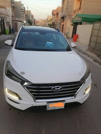 توسان 2019 خليجي  بيهه فقط بارد وخدوش واظح عندك بل سونار ماشية185 سيار...