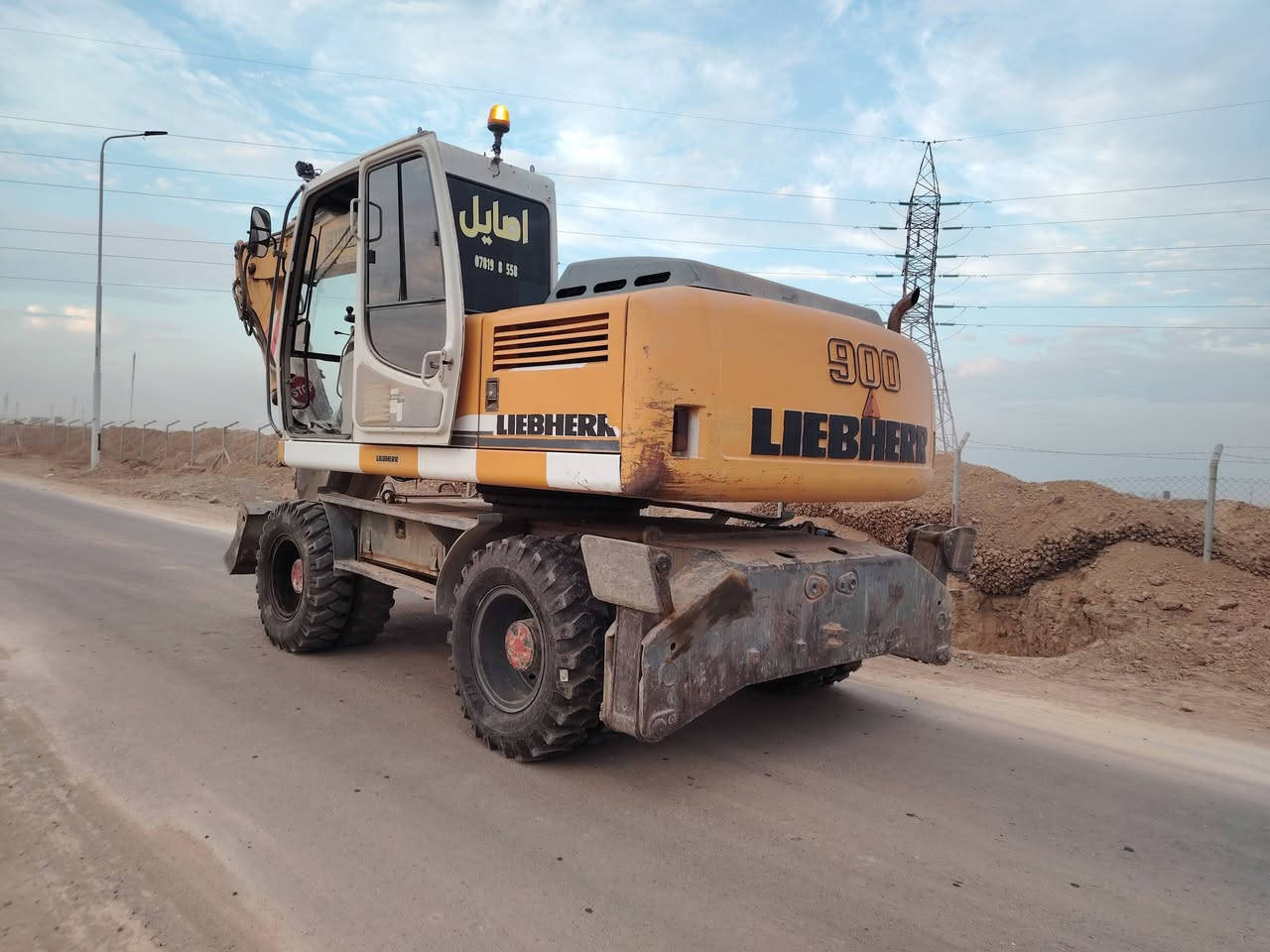 حفاره لبهير شبح للبيع موديل 2003 بم نوزل حفاره مكفول كفاله عام تخم تايرات جديده تأسيس نقار تأسيس برينه تأسيس كماشه ***********
