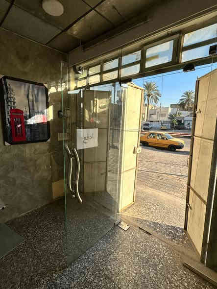 سلام عليكم شباب واجهة محل للبيع نضيفه جدآ المكان  بغداد الشعب حي سومر البنوك عرض 3.5     طول 2.6 أي استفسار الرقم *********** اتصل على صاحبها
