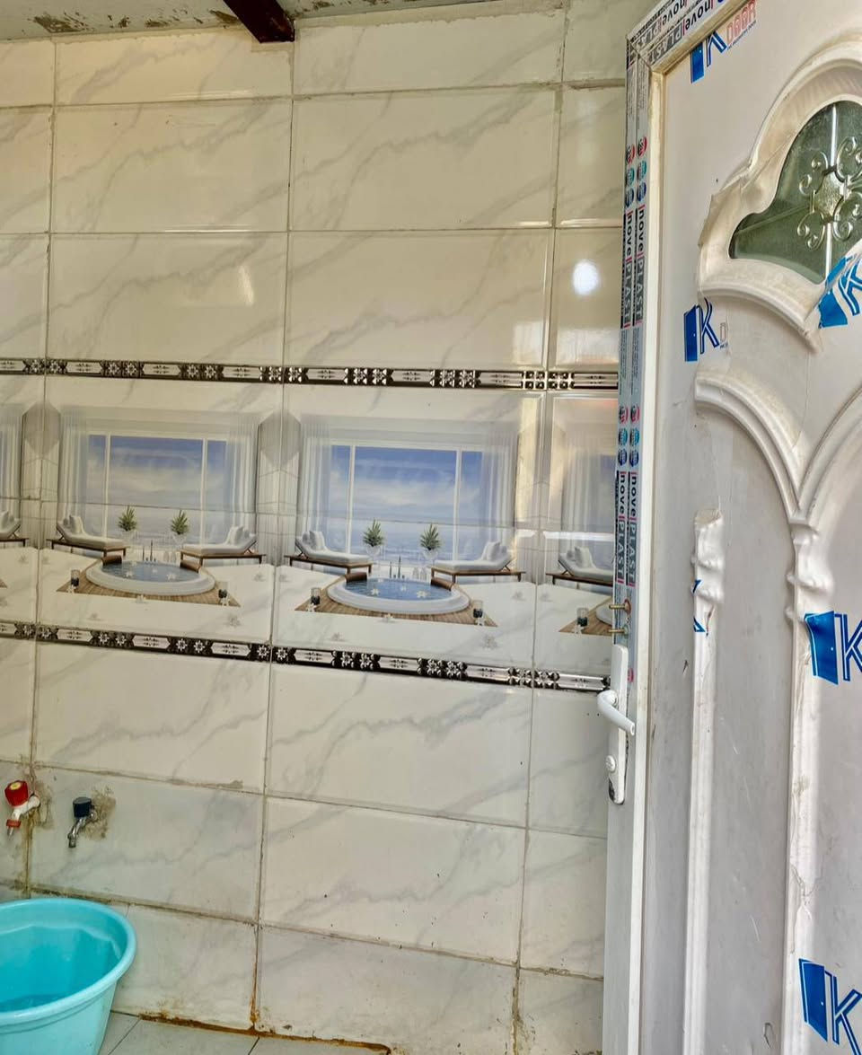 سلام عليكم عندي بيت تجاوز بلديات ليوان شارع 30 مساحه 75متر واجه 5م ونزال 15 سكف سنتويج وبيه ستقابل وغرفه ومطبخ ومغاسل وع شارع ***********
