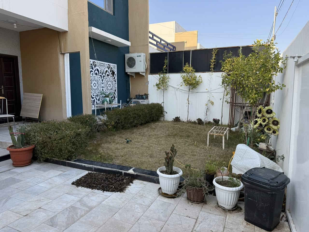 عرض خاص ومميز: دار في النجف الأشرف - قرية الغدير 2
📍 الموقع: محافظة النجف الأشرف، مجمع قرية الغدير 2
 🏡 المساحة: 200 متر مربع
🏠 الوصف:
*   طابقين درجة أولى
*   4 غرف نوم واسعة سويت
*   6 حمامات
*   منورين
*   استقبال مفتوح على الصالة بطول 12 متر
* مطبخ كبير حار وبارد
*   حديقة كبيرة
*   كراج للسيارة
* الدار كبير جداً ويتسع لعائلة كبيرة 
* ملاحظة نصف الأثاث مع الدار
✨ تم تخفيض سعر الدار بمقدار 10% وبسعر جيد جداً 
📞 للاستفسار والتواصل: ***********
