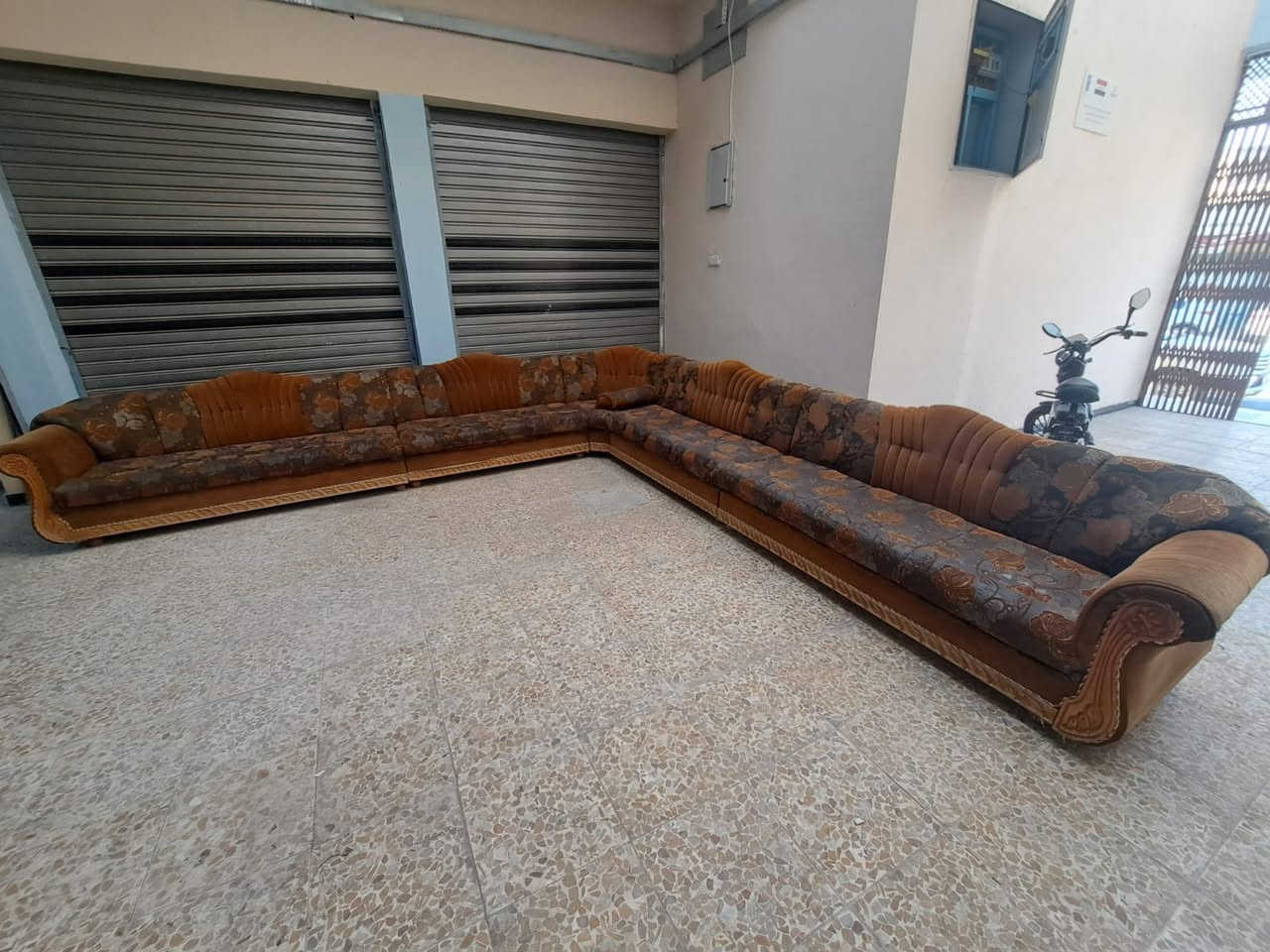 طخم خشب عراقي طول ١١ متر
بسعر ٤٥٠ الف وبيه مجال 
للاستفسار مراسله خاص 
او الاتصال ***********
