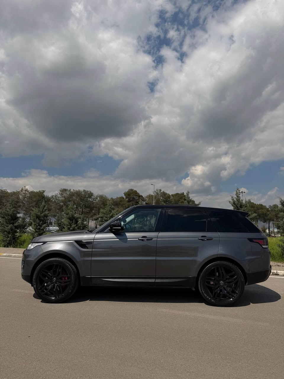 Range Rover Sport diesel 
Black edition 
مۆدێلی 2016 بێ ڕەقەم  مەکینەی ٦ پستۆنی دەبل تۆربۆی گاز مەکینە مەرغووب گاز زۆر زۆر کەم سەرف اکات
ڕەنگی نەوتی بیلادی سەقف ڕەش  - ٣ ڕیز کوشن - پانۆڕاما-
بیلادی جام ڕەش - کوشنی پێشەوە سارد و گەرم و خەزن - کوشنی دواوە هیتەر - ٣ شاشە - سوکانی کارەبای و خەزن - شەفتی سەر سوکان - دەبڵەکانی بەرز و نزم اکات -دەرگای دواوەی کارەبای - سیستەمی سەماعەی مێریدیان - 360 دەرەجە حاسە - کامێرا - ناڤیگەیشن - ئاوێنە شەفت و هیتەر - گێڕی عادی و ئۆتۆماتیک و سپۆڕت - پێنج مۆدی بەکار هێنانی هەیە 
تەنها 173 هەزار کیلۆمەتر ڕۆیشتووە
دوو بۆ سێ پارچەی تەنها پەمپە - گێڕ و مەکینەو کارەبای بەشەرت سعری 137 وەرەوەو مەجالی تیایە 
***********
لە سلێمانیم السليمانية, العراق
