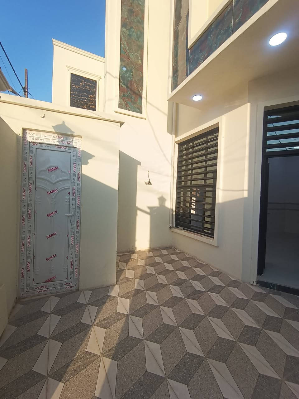 🏡 دار سكن للبيع في حي الفرات

✨ فرصة مميزة لامتلاك دار حديثة بتشطيب فاخر وموقع جميل.

📐 المساحة: 125 متر
🏗️ البناء: كونكريت مسلح
🎨 التشطيب: فاخر من الدرجة الأولى
🆕 بناء جديد غير مسكون
🏠 واجهة مودرن عصرية مع استغلال ممتاز للمساحة.

🔹 يتكون من طابقين:

الطابق الأرضي:

- غرفة نوم
- صالة
- مطبخ
- استقبال
- مناور
- صحيات داخلية وخارجية

الطابق الأول:

- غرفتا نوم
- صالة كبيرة
- صحيات
- سطح

📍 موقع مميز وهادئ في حي الفرات، مناسب للسكن العائلي.

📞 للاستفسار والمعاينة:
مراجعة مكتب علاء الخالدي للعقار أو الاتصال على الرقم: ***********.
