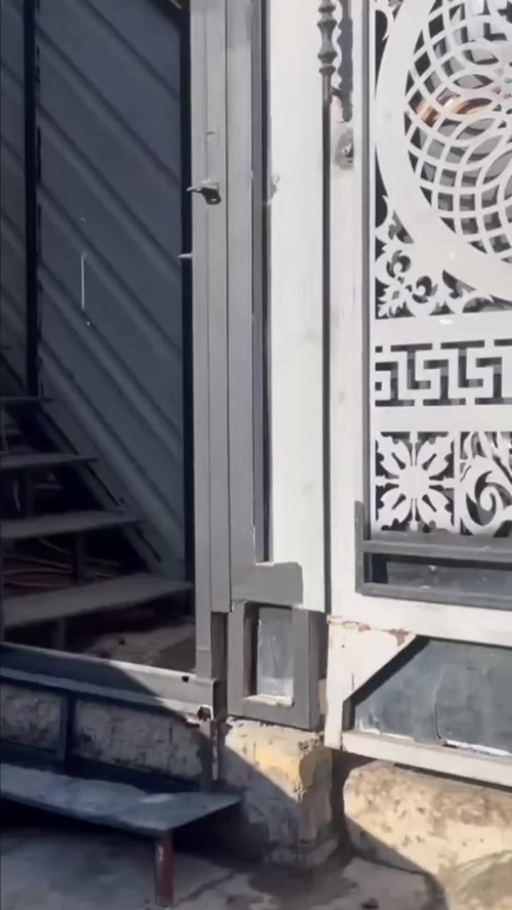 السلام عليكم عندي بيت للايجار المساحه 100 متر المكان تقاطع درويش حي التراث لايجار 350 فقل تعالو خاص رجاء ***********
