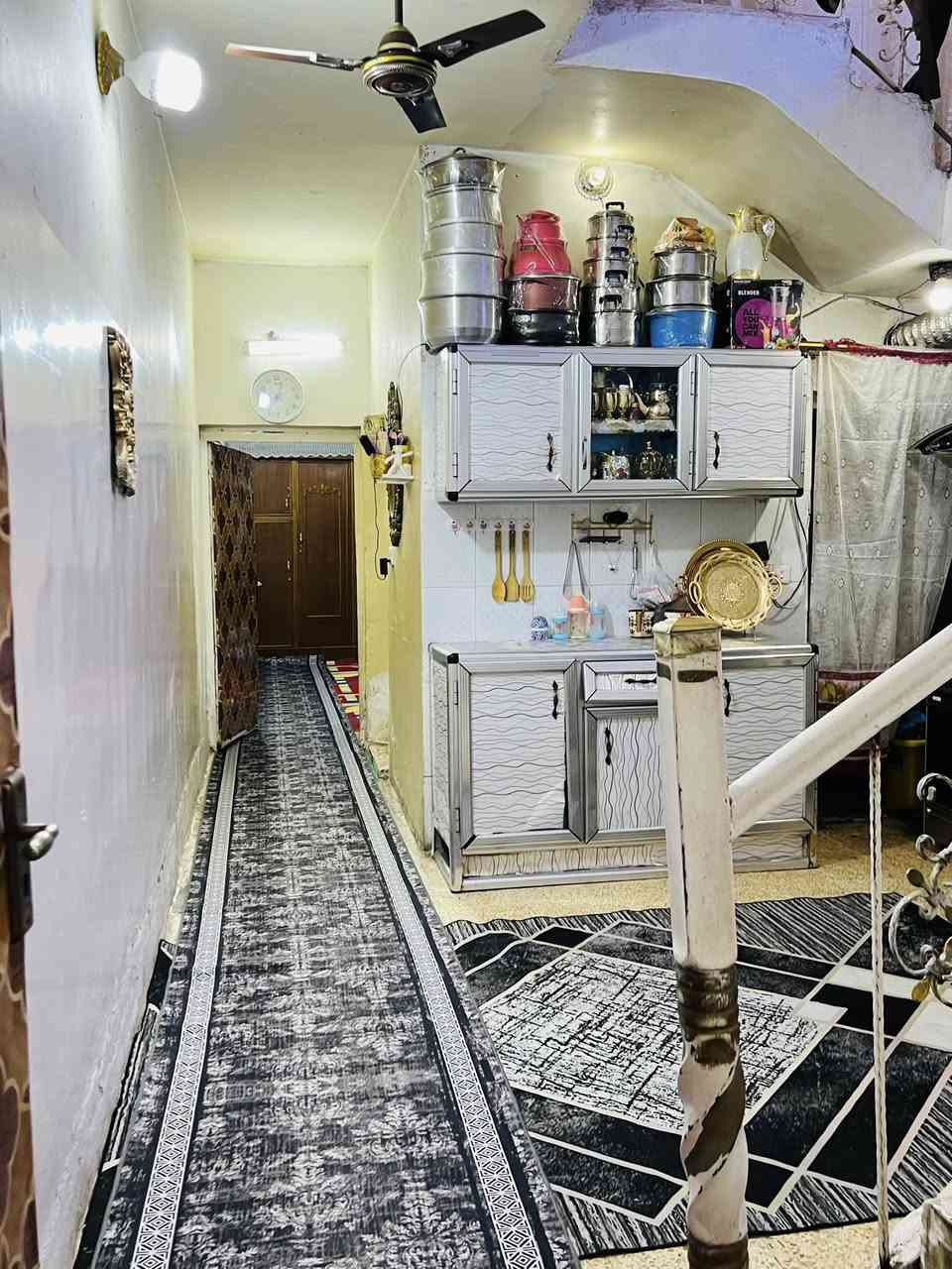 بيت مساحه ١٠٠في الاورفلي
متكون من طابقين 
طابق الأول كراج واستقبال ومطبخ +صاله و صحيات ومنور وغرفه نوم 
 طابق الثاني غرفتين نوم +صحيات ودرج لسطح وترك 
في منطقه الاورفلي فرع مكوى المرتضى اماً من جهه ثانيه مقابيل مطعم ليمونه فرع مقابيل الشارع  
استفسار اتصال 📱 ***********
رقم الثاني ***********
