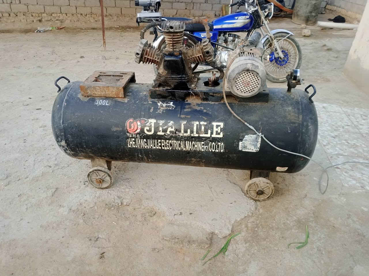 السلام عليكم بطل أبو ل300لتر
بي ماطور كهربائي سنكل وتاروسه 3 بستم السعر 500 وبي مجال مكاني دوانيه قضاء الدغاره ***********
