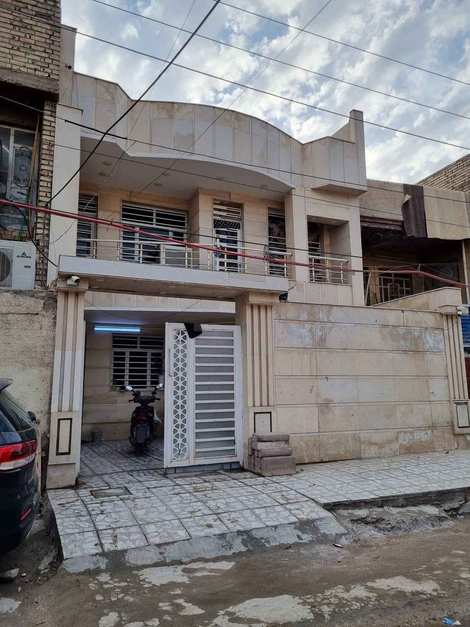 السلام عليكم ورحمة الله وبركاته 
بيت للبيع مساحه ١٥٠
يحتوي على (٦) غرف نوم معا استقبال معا مطبخ 
معا خدمات كامل مكمل
البيت تجي وسكن بي نطيف جدأ
استفسار على رقم ***********
