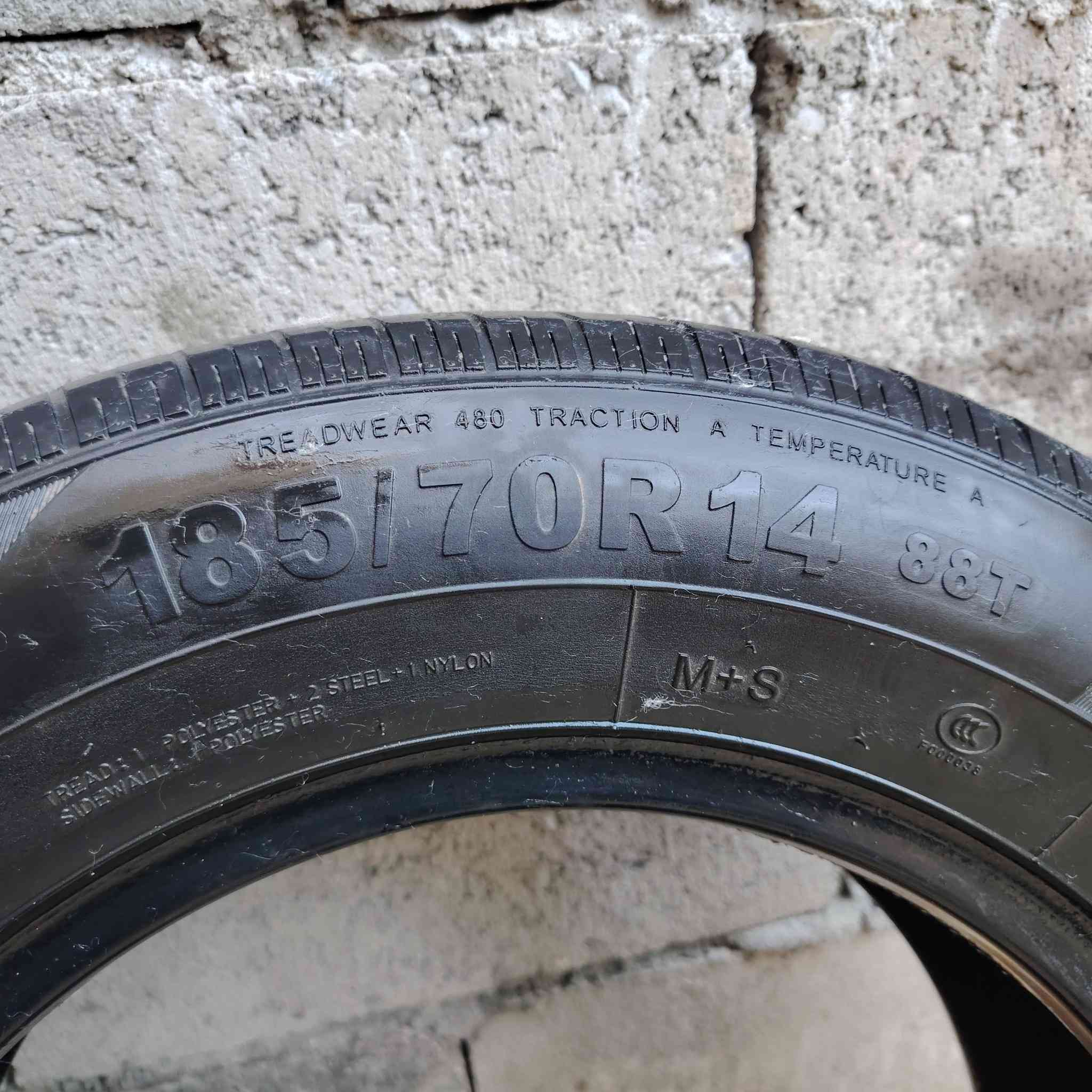 السلام عليكم عندي تايرات للبيع نص عمر 185
\14R70
:88T
***********
