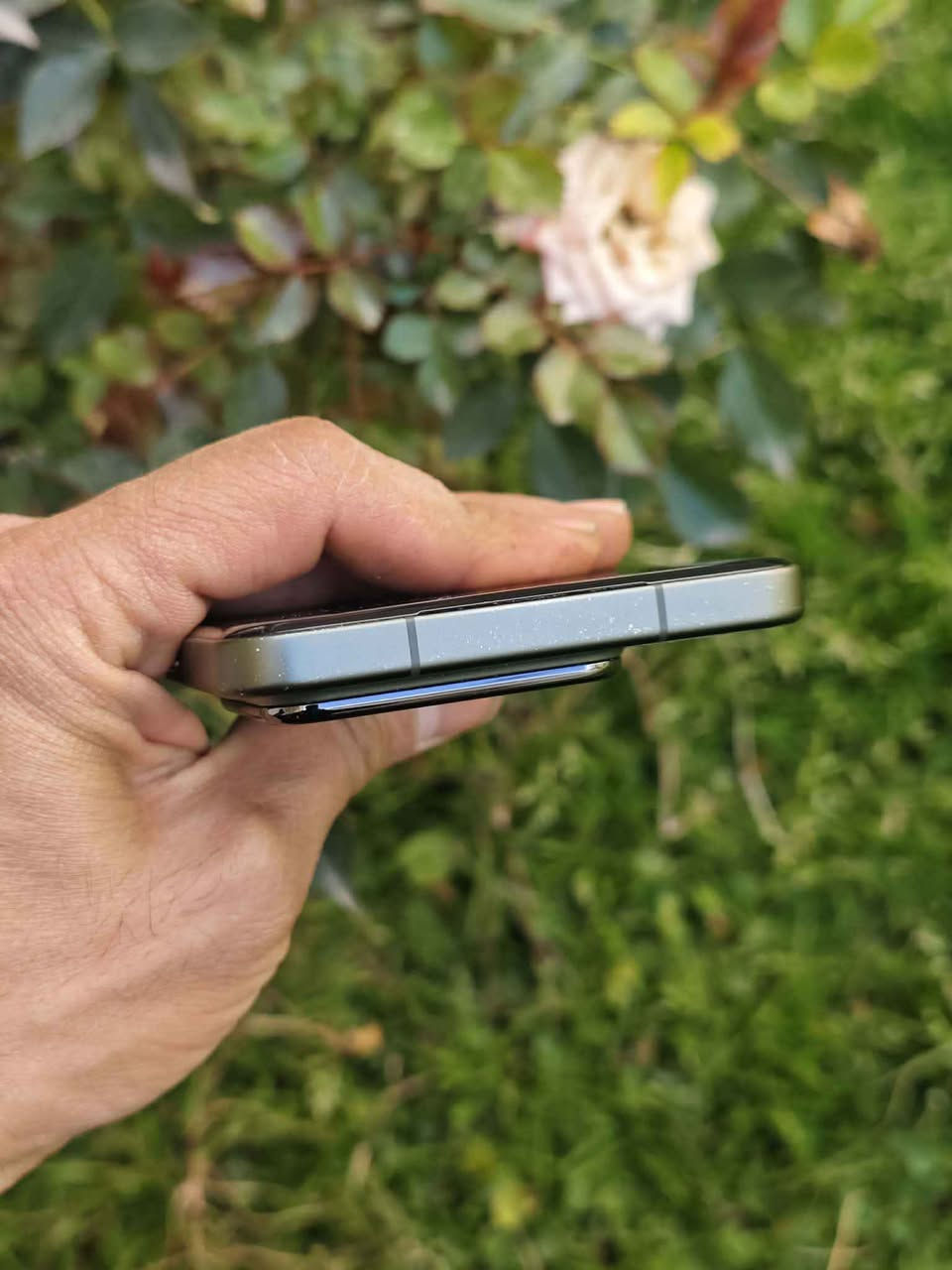 سڵاو xiaomi 15 pro (china) موبایلەکە نوسخەی صینیە ئەوەی لێی نازانێ سەرمان نێشێنێ ram 12 256gb  snapdragone 8 elite  dolby vision dolby atmos 1g2g3g4g5gsuport 4k 60fps record 8k 30fps vedio record 120x zoom  60moonzoom  ltpo oled wqhd+ Ultimate Performance: Powered by the Snapdragon 8 Elite—it's 45% faster and built for 120fps gaming.  
​Pro-Level Movies: 2K Micro-Curved OLED display with a massive 3,200 nits brightness. Perfect for watching movies in pitch black.  
​Massive Battery: Huge 6,100mAh capacity in a slim body (8.5mm). It easily lasts 2 days of heavy use.  
​Leica Camera: Triple 50MP system with a 10X lossless zoom periscope lens for professional-grade photography.  
​Tough & Light: Protected by Xiaomi Shield Glass (10x drop resistance) and an aerospace-grade aluminum frame.  Highlights
Processor Snapdragon 8 Elite (3nm)
Display 6.73" 2K OLED, 120Hz LTPO
Battery 6,100mAh + 90W Wired / 50W Wireless
Weight ~213g (Very light for the power)
Durability IP68 كويسينجاك, أربيل


**إذا كنت صاحب هذا الإعلان وتريد حذفه لأي سبب، رجاءا أرسل رسالة إلى الدعم الفني**