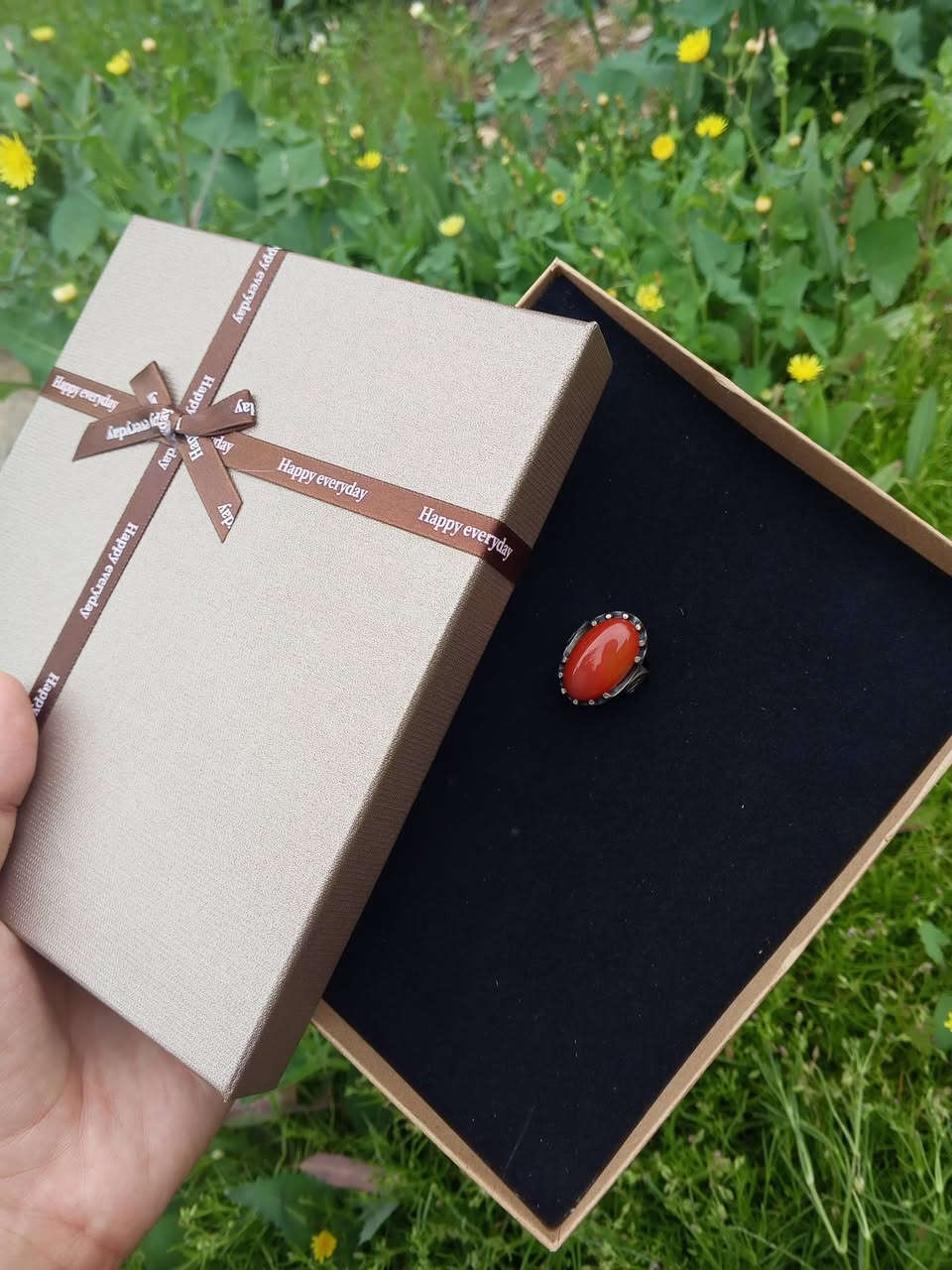 بسم الله الرحمن الرحيم 🌹
‎
‎خاتم عقيق يماني أصلي حجم كبير - فضة ثگيله عيار 925 مختوم 🔥
‎ 
‎السعر 75 ألف وبيه مجال للشراي وتددلون 🌟
‎
‎والتوصيل مجاني لجميع المحافظات العراقية يجيك الخاتم داخل علبة هدية 🇮🇶


**إذا كنت صاحب هذا الإعلان وتريد حذفه لأي سبب، رجاءا أرسل رسالة إلى الدعم الفني**