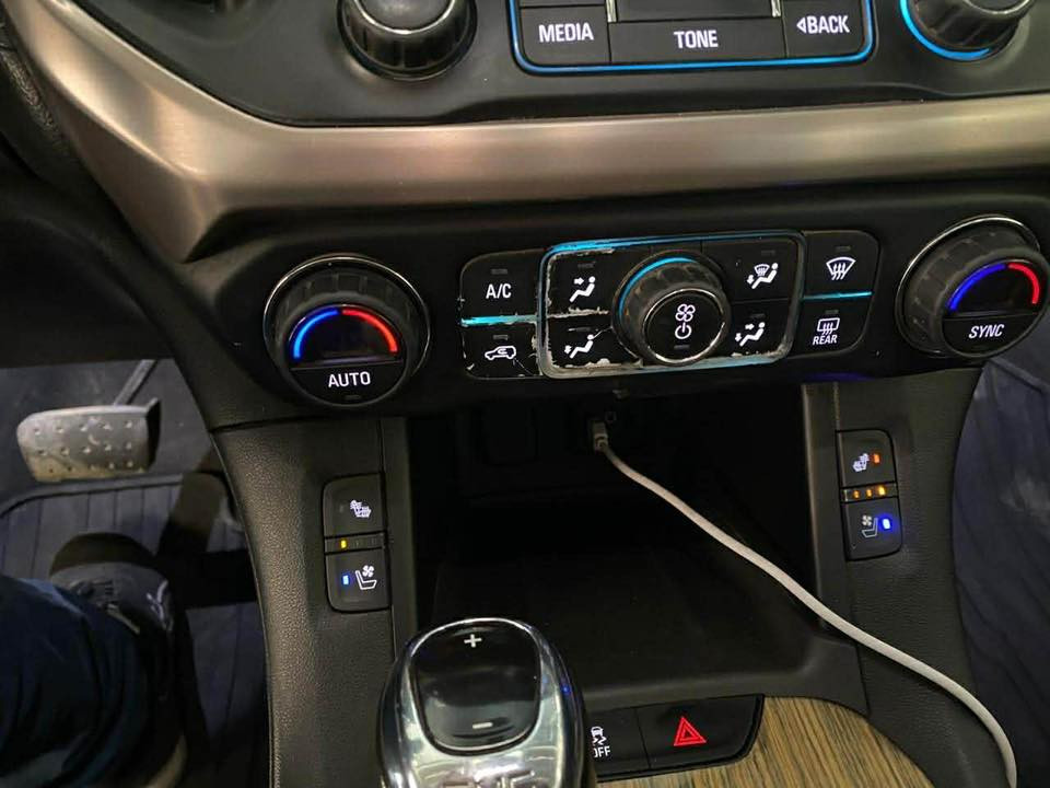 السلام عليكم للبيع بدون مراوس ❗️
GMC اكاديا 2018 مواصفات دينالي اعلى فئة 
ممشة 175 الف كيلو 
الصبغ شبر في الباب الخلفي تحت الرقم 
مواصفات دينالي فول 
محرك 6 سلندر 3.6 
فور ويل 
كشنات كهرب تبريد و تدفئة لكشن السايق و الراكب 
7 راكب و كشنات جلد لون اسود 
تشغيل بصمة 
السيارة حيل نظيفة و مصروف عليها
وارد أمريكي 
رادار امامي و خلفي 
نقط عمياء
حساسات امامية و خلفية
تحديد مسار و كروز كونترول
أنظمة قيادة: snow , sport , tow/haul
فتحة سقف بانوراما
شاشة تدعم ال apple CarPlay و android auto 
كامرات 360 درجة 
ذاكرة حفظ للكشنات و المرايات 
باب صندوق كهرب 
مرايات كهرب
نظام توفير وقود start/stop
نظام صوتي Bose 
السعر 185 و بيها مجال 
التواصل خاص او هذي الارقم: *********** و بيهم واتساب
***********
