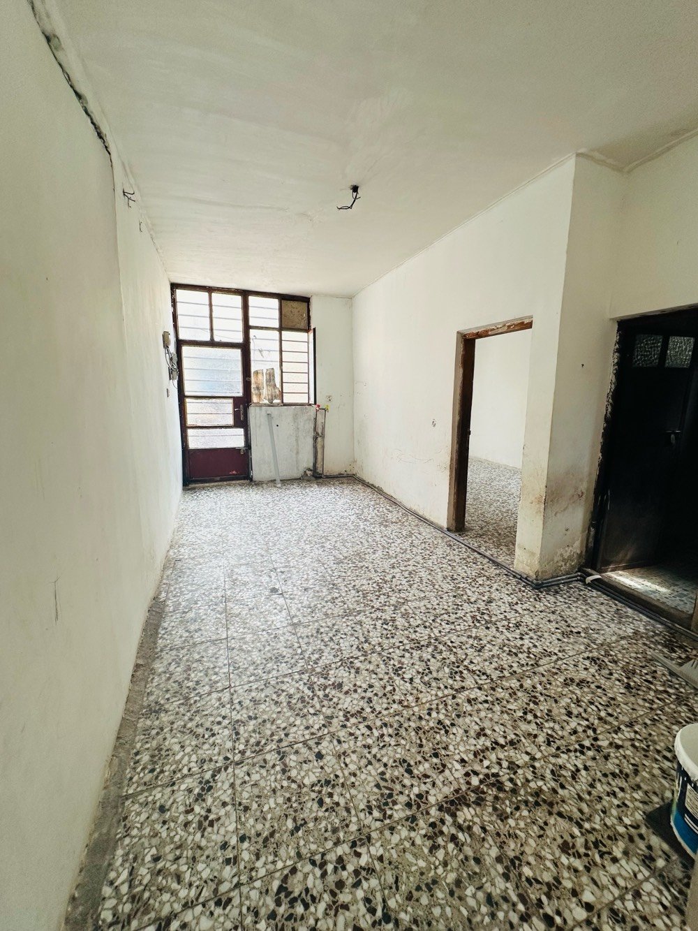 الدورة ابو دشير 
شقة للإيجار غرفة و استقبال و مطبخ على هول و صحيات 
يوجد فيها كهرباء و سحب مولد و ماء اسالة موجود و ماء تانكي موجود و سخان موجود الشقة جاهزة 