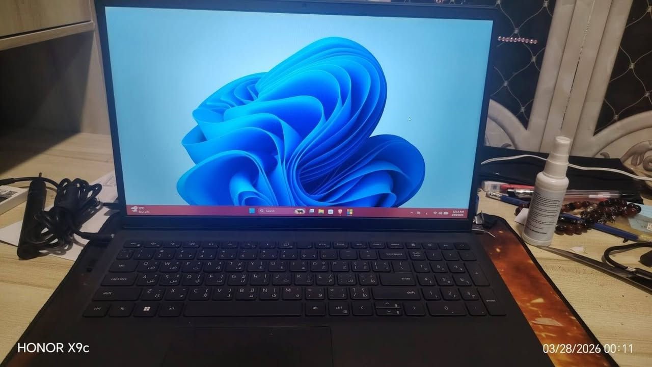 للبيع: Dell Vostro 3520 (الجيل 12) - نظافة فائقة وأداء ذكي 💻
جهاز بمواصفات حديثة وسرعة استجابة عالية، مثالي جداً للدراسة، العمل المكتبي، والتصفح السلس.

المواصفات التقنية:

المعالج: Intel® Core™ i3-1215U (جيل 12 الحديث - أداء قوي وموفر للطاقة).

الذاكرة (RAM): سعة 8GB (مع إمكانية التطوير لزيادة الأداء مستقبلاً).

الهارد: 256GB SSD NVMe (إقلاع للنظام والبرامج في ثوانٍ معدودة).

الشاشة: 15.6 بوصة FHD بدقة عالية وتردد 120Hz (سلاسة تامة في التصفح مريحة جداً للعين).

الكيبورد: ضوئي (عربي/إنكليزي) بحالة الوكالة.

المنافذ: متكاملة (USB 3.2, HDMI, RJ-45 LAN, SD Card).

حالة الجهاز:

الجهاز نظيف 

البطارية: بحالة ممتازة وتصمد لفترات عمل طويلة.

السعر: [300] (مجال بسيط).


**إذا كنت صاحب هذا الإعلان وتريد حذفه لأي سبب، رجاءا أرسل رسالة إلى الدعم الفني**