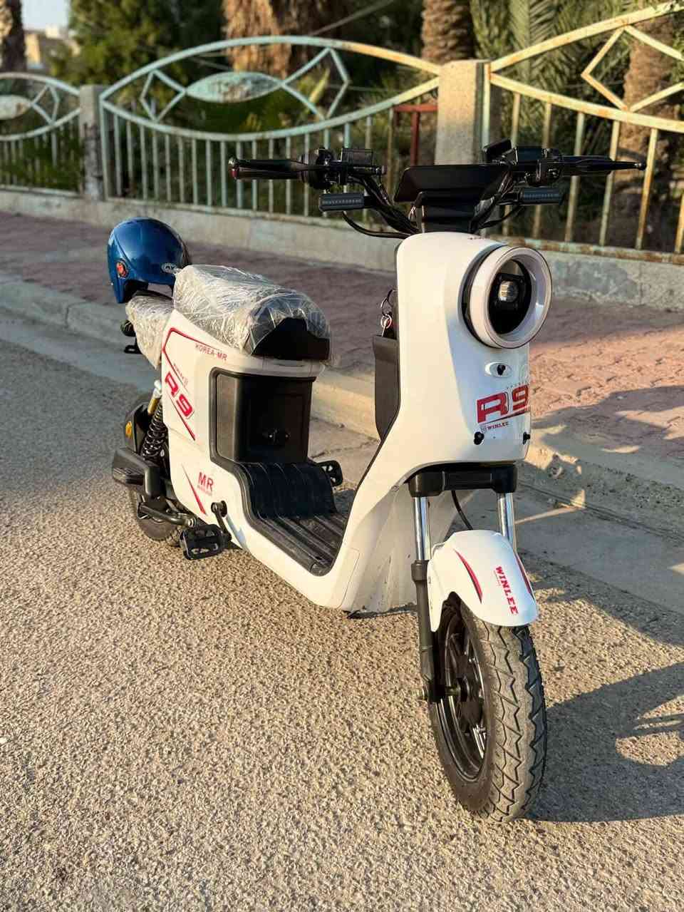 R9 للبيع نضيفة كلش
دراجة استخدام قليل باتريات جدد فول مواصفات سرعتها 109 

سعرها 450 وبيها مجال
*********** متواجد واتساب
