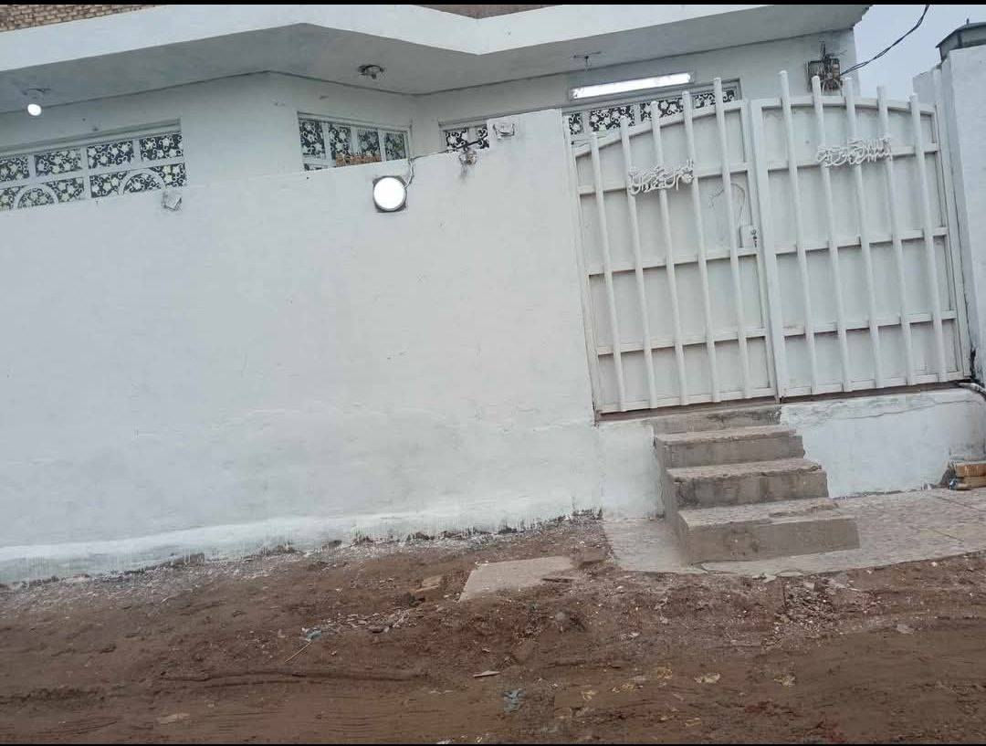 سلام عليكم
من رخصة الادمن 
بيت للبيع  سند 25 
مكون من:  غرفة نوم 1 وستقبال ومطبخ وصحيات داخلية وخارجية 
ودرج الى البيتونة صغيرة تصلح مخزن او غرفة صغيرة 
مساحة البيت 100م الموقع شارع 100 الجديد اسم المنطقة الطينية 
قريب على شارع مسافة 300 او 400م 
السعر 50 وبي مجال 
للاتصال *********** ابو اثير 
*********** علي
