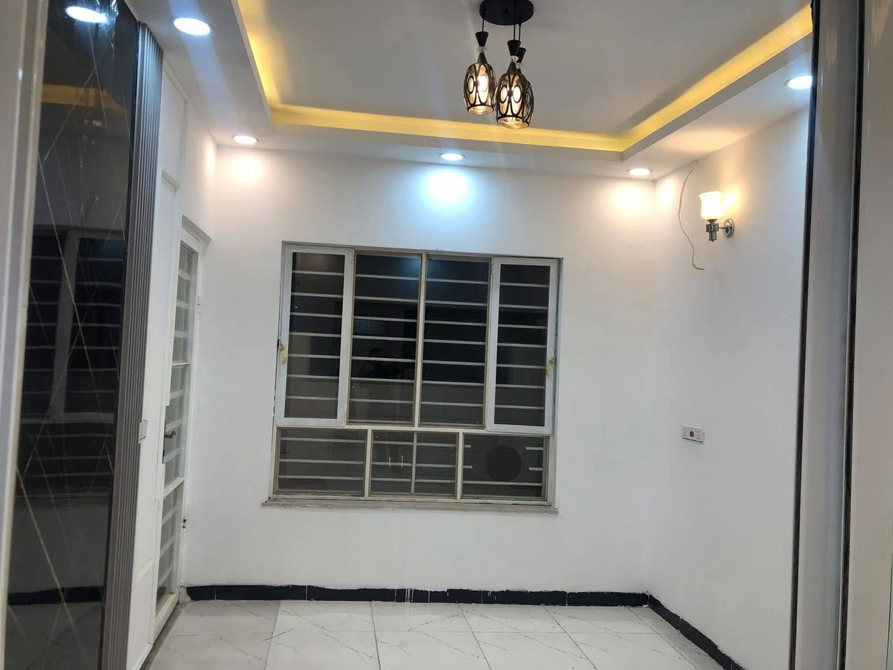 للايجار .......... دار في حي الكفاءات الثانية
سعر الايجار 600 قفل ( مطلوب عائلة صغيرة حسب طلب صاحب البيت ) 
الموقع : حي الكفاءات الثانية
المساحة :100 متر 
التفاصيل : صالة ومطبخ  وغرفة ومشتملات بالطابق الاول 
الطابق الثاني : غرفتين ومشتملات وهول 
للاستفسار اكثر الاتصال 
 ***********   _____ ***********
او زيارة مكتبنا في حي الكندي الاولى نهاية سايدين الكندي
