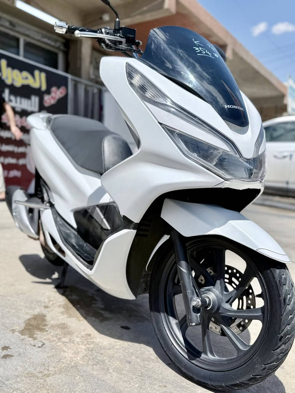 السلام عليكم
_دراجه pcx الجيل الثالث 
ياباني ياباني ياباني 

_محرك 150cc
_ماشيه 18 الف حقيقي 
_صارلها 4 اشهر من نازله 
_بصمه وحده 
_محركها يخبل برغي ما مفتوح بي 
_نضافتها 98‎%‎
_حساس زدحام 
_حساس أستان 
_دراجه نضيفه ومحركه حلو
السعر 23 بيها مجال حك الجيه لا اكثر دراجه حيل حلوه ونضيفه 

المكان:الشعب حي الجزائر  ***********
