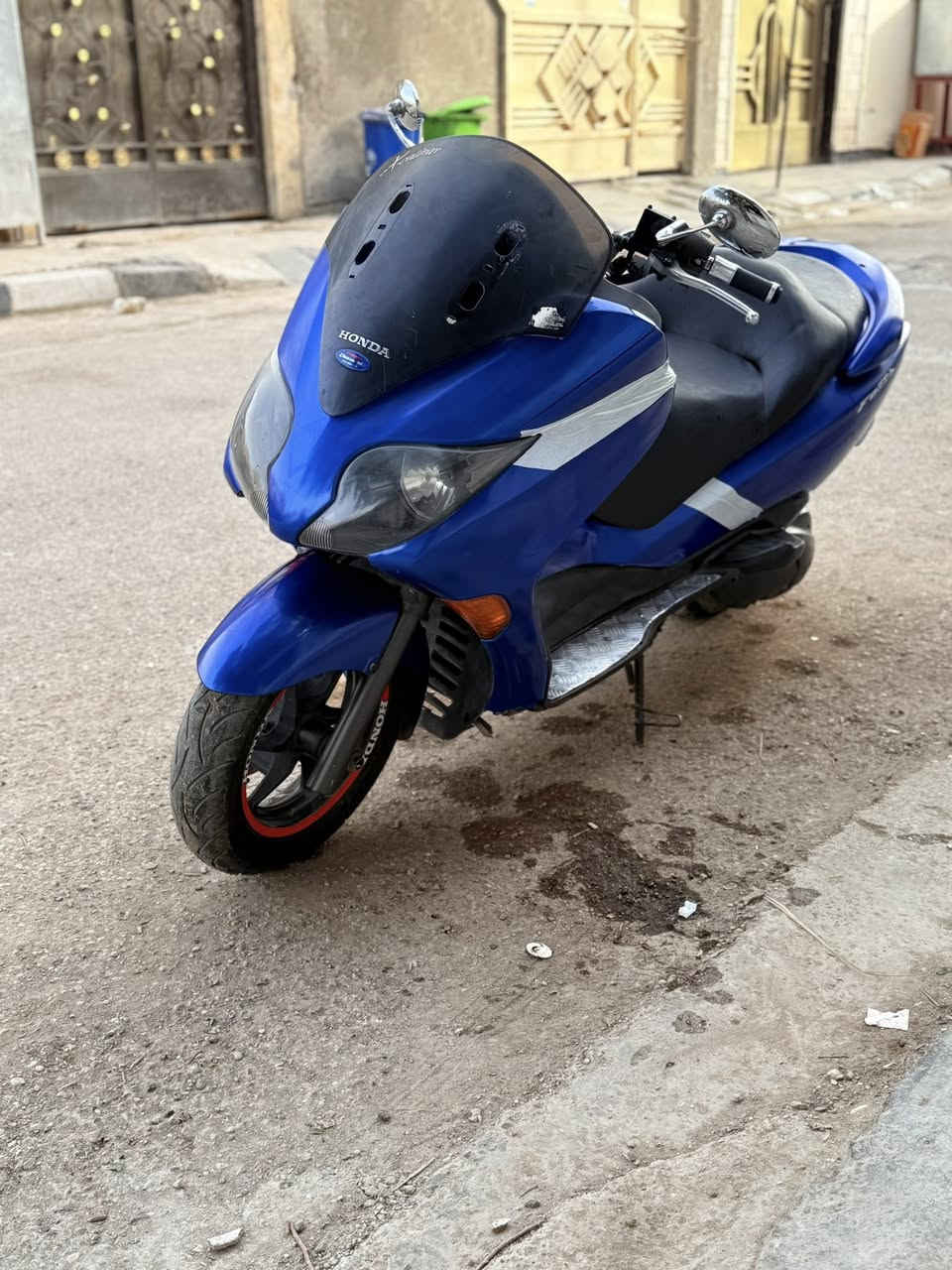 السلام عليكم
فورزة MF0.10  كرستال دراجة كلهة بلادي وكلهة 
شغالة مكينة فول كير 4 تحويلات و7نمر كهربائيات 
كلهة شغالة منضومة زنون تخم تاير جديد 
دراجة شرط احلى من الصور  أوراق كاملة 
الشراي يتصل ***********
مكاني بغداد العبيدي
