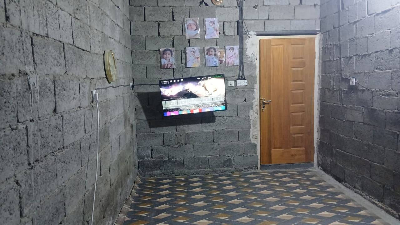 السلام عليكم عندي بيت للبيع مساحه ١٥٠م بناء ستقبال ومطبخ وصاله ومطبخ حار وحمام داخل الصاله وغرف ٢ هيكل منطقة حي جابر قرب محل عامر *********** الشراي يتصل على هذه رقم سعره ٥٠ وبي مجال قليل كامل خدمات كهرباء ومي وتبليط للمعلومة البيت ما ملبوخ فقط الاستقبال ملبوخ ومبيض
