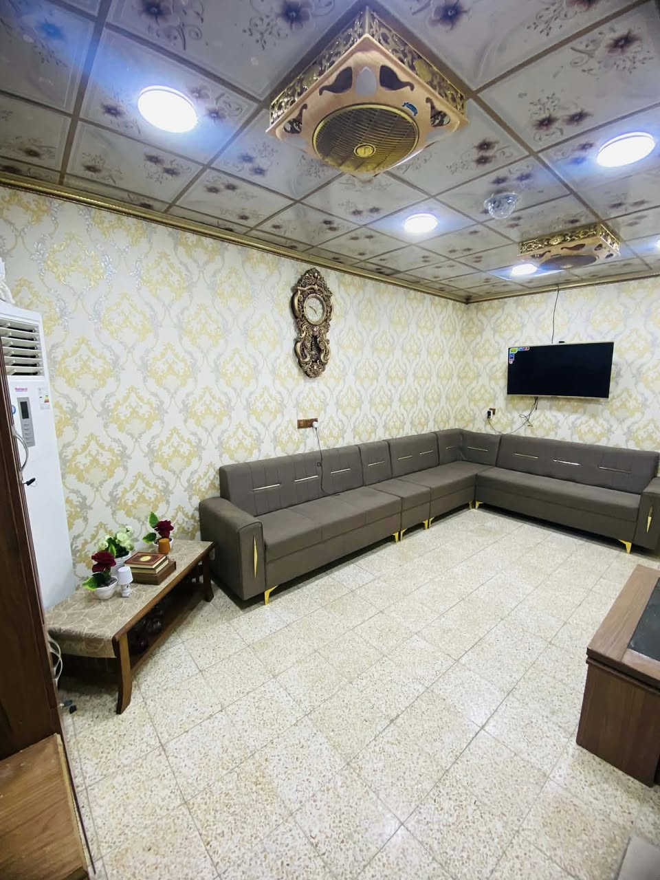 💠 بيت للبيع – طابو زراعيي باسمنا 

المساحة: 100 متر

الواجهة: 7.5 متر

النزال: 15 متر

البناء: طابقين

🏠 الطابق الأول:
غرفة نوم + غرفة استقبال + هول + صالة + مطبخ صغير + صحيات داخلية وخارجية

🏠 الطابق الثاني:
غرفتين نوم + غرفة ثالثة مسويها مخزن + صحيات + سطح

🔨 البناء حديث ونظيف، الواجهة طلس جاهزة، كلشي مرتب وما يحتاج صرف إضافي

📍 الموقع: سبعة نيسان – خلف كلية التربية الأساسية، قرب جامع خديجة، وعلى بعد خطوات من الشارع العام

✨ المنطقة هادئة، راقية، ومثالية للاستقرار، خصوصًا للعوائل الباحثة عن راحة البال وقرب الخدمات

📲 للاستفسار 
***********
