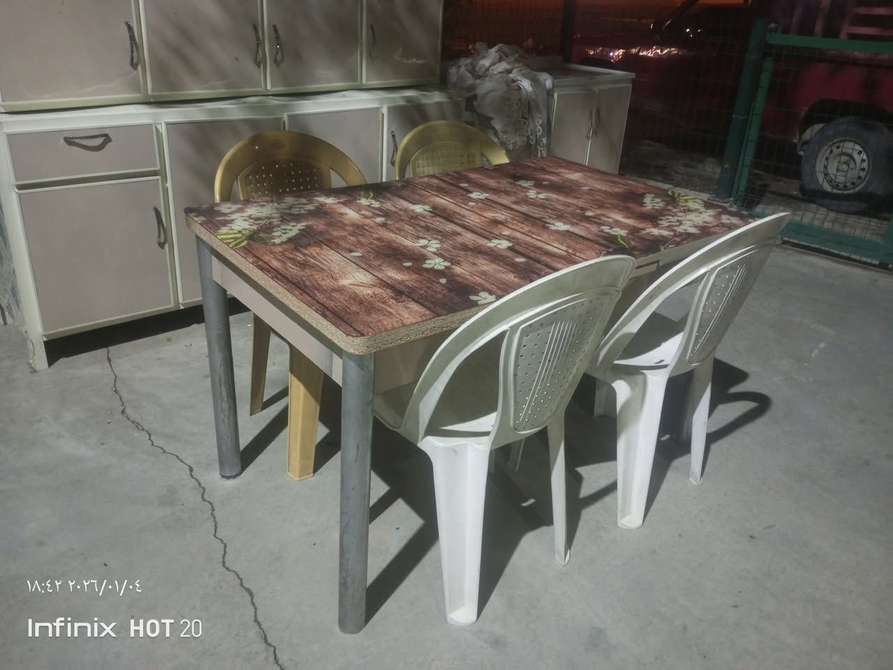 مێز و کورسی  زۆر شاز 4کورسی پلاستیکی لەگەڵە  مێزەکەی گەورە،ئەکرێتەوەزۆر پاکوو بێ عیبە  نرخی زۆر هەرزانە  لەکەلاری کۆنم ***********
