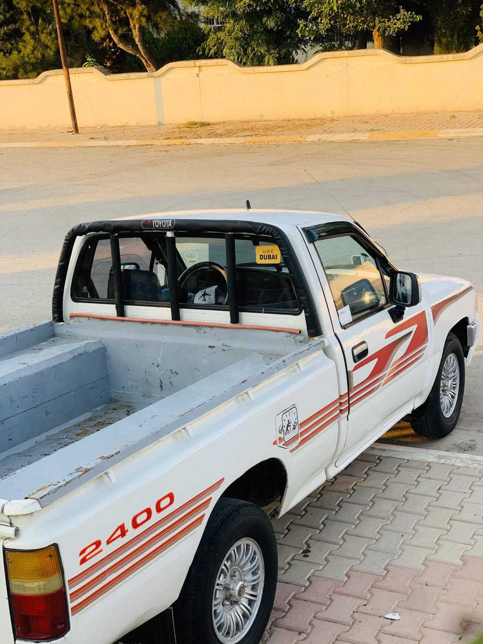 سەرەتا بەناوی خوای گەورە
توێتا هایلۆکس 1990چوار قولاپ سەیارەکە مەسروفە  کارەبای مەزبوتە تنوتۆڵە تەقەوڕەقەی بەشەرت خایسو ڕزوی نیە کامل بۆیاخە لەسەر ساغی چوار تایەو ویلی لۆکی لە ژێرایە سەیارەکە هی دەسی خۆمە هی مەعرەز نیە مسروفی کامل کراوە  تەحویلی ئەسڵی بەغایە 
جوابی چات نادەمۆ 
موشتەری تێل بکە 
لە هەڵەبجەیە(***********)
