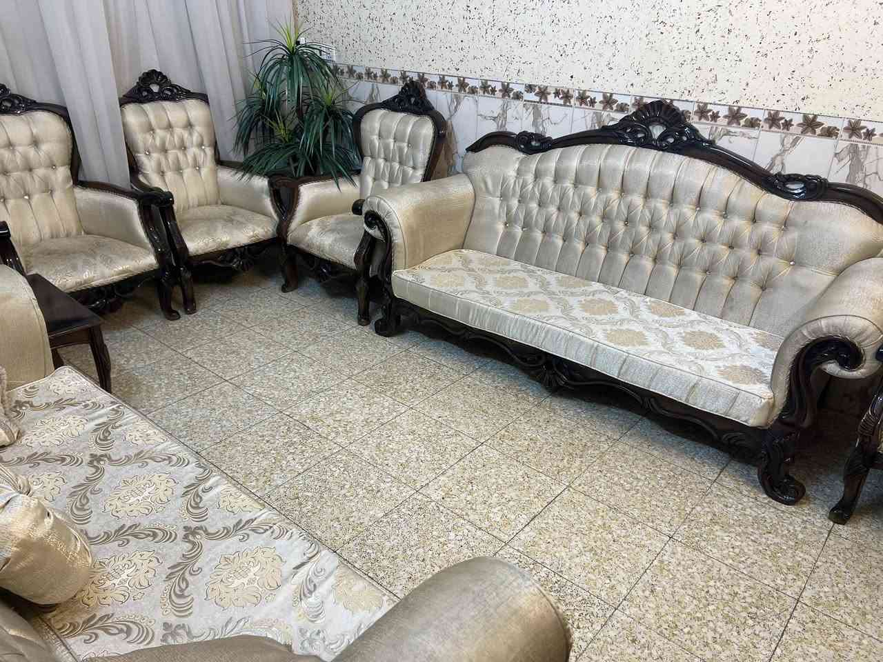 السلام عليكم
تخم ١٠ مقاعد اخو الجديد مع كوشات عدد ٨ 
السعر ٨٠٠ ألف 
بغداد البلديات ***********
